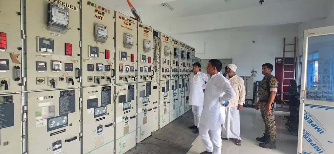 कुशहरिया पावर सब स्टेशन के 10 में से 8 पैनल जले, 2 पैनल पर चल रहा स्टेशन - विधायक ने किया निरीक्षण
रामगढ़/कैमूर। रामगढ़ विधानसभा के विधायक सतीश यादव ने बुधवार को कुशहरिया पावर सब स्टेशन का निरीक्षण किया। निरीक्षण में पाया गया कि सब स्टेशन के 10 इंडोर पैनल में से 8 पैनल जल चुके हैं। सिर्फ 2 पैनल के सहारे पूरा पावर सब स्टेशन चल रहा है।
विधायक ने तुरंत साउथ बिहार पावर डिस्ट्रीब्यूशन कंपनी के MD से बात कर इंडोर पैनल की व्यवस्था करने को कहा। MD ने भरोसा दिलाया कि आज दो पैनल लगा दिए जाएंगे और बाकी पैनल एक-दो दिन में लगा दिए जाएंगे।
विधायक ने बताया कि पैनल के नीचे पानी लगने से बार-बार इंडोर पैनल जल रहा है। इसके लिए सिविल SDO को निर्देश दिया गया है कि जल्द ठीक कराएं ताकि पैनल के नीचे पानी न लगे।