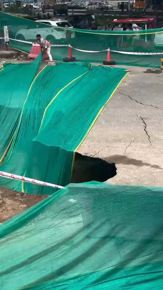 गुरुग्राम का IFFCO चौक…!!
सौ करोड़ का बजट पास हुआ था…
चालीस करोड़ नेताओं ने डकार लिए…
बीस करोड़ अधिकारियों कर्मचारियों ने डकार लिए…
दस करोड़ ठेकेदार ने अंदर कर लिए…
बाक़ी बचे 30 करोड़ से ऐसा ही बनेगा…!!