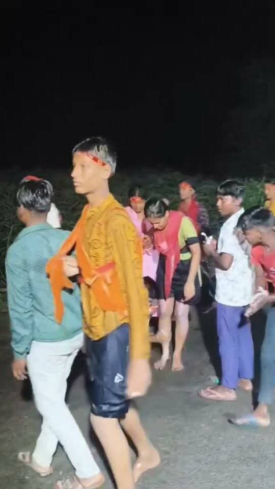 🔱 हर साल की भाँति इस साल भी भव्य बोल बम एवं डाक बम सेवा का आयोजन 🔱
🚩 2013 से लगातार जारी है सेवा का सिलसिला, सैकड़ों श्रद्धालुओं ने लिया हिस्सा
उजियारपुर। अंतिम सोमवारी के अवसर पर हर साल की भाँति इस वर्ष भी उजियारपुर बोल बम सेवा समिति द्वारा कांवरिया एवं डाक बम श्रद्धालुओं की सेवा का आयोजन किया गया। सेवा शिविर में आयोजक सहित सैकड़ों लोगों ने बढ़-चढ़कर भाग लिया और पूरी रात श्रद्धालुओं की सेवा में जुटे रहे।
समाजसेवी सह पत्रकार सुदर्शन कुमार ने बताया कि “हम लोग अपने सभी सहयोगियों के सौजन्य से वर्ष 2013 से लगातार बोल बम एवं डाक बम श्रद्धालुओं की सेवा करते आ रहे हैं। भविष्य में भी अगर भोले बाबा की कृपा बनी रही तो यह सेवा इसी तरह निरंतर जारी रहेगी।” 🙏
🎶 पूरी रात सुरीली आवाज से झूमते रहे कांवरिया
सेवा के साथ सांस्कृतिक कार्यक्रम का भी आयोजन किया गया। मनोज मतलबी और पप्पू कुमार ने अपनी सुरीली आवाज से पूरी रात कांवरिया एवं श्रद्धालुओं को झूमने पर मजबूर कर दिया। भक्ति गीतों और संगीत से पूरा माहौल भक्तिमय बना रहा। 🎤🔱
🏅 सेवा दल के सदस्यों एवं म्यूजिकल ग्रुप को किया सम्मानित
कार्यक्रम के दौरान समाजसेवी द्वारा सेवा दल के सभी सदस्यों एवं म्यूजिकल ग्रुप के कलाकारों को अंगवस्त्र देकर सम्मानित किया गया। सेवा में योगदान देने वाले सभी लोगों के प्रति आभार व्यक्त किया गया।
🚩 सेवा शिविर में सरोज सुमन, एसके सुमन, आमोद कुमार, मनीष कुमार, केडी चौधरी, प्रवीण कुमार, रंजीत शर्मा, कुंदन कुमार, मानस कुमार सहित सैकड़ों सेवा दल के सदस्य पूरी रात डटे रहे और श्रद्धालुओं की सेवा में सक्रिय भूमिका निभाई।
🙏 सेवा, सहयोग और आस्था के इस आयोजन ने एक बार फिर सामाजिक एकजुटता की मिसाल पेश की।
🔱 हर हर महादेव!
🚩 बोल बम! बोल बम! 🚩
#उजियारपुर #बोलबम #डाकबम #बोलबमसेवासमिति #अंतिमसोमवारी #कांवरिया #शिवभक्त #महादेव #हरहरमहादेव #भोलेनाथ #सेवाशिविर #सामाजिकसेवा #सुदर्शनकुमार #मनोजमतलबी #पप्पूकुमार #रामचन्द्रपुर #समस्तीपुर #BiharNews #SamastipurNews #Ujiarpur #StreamBihar