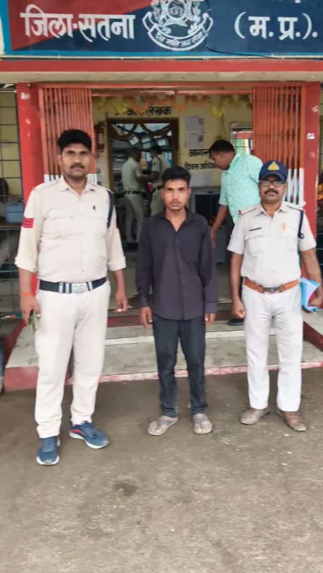 नागौद में 61 लीटर शराब, जैतवारा में नशीली दवाएं जब्त
सतना। नशे के खिलाफ कार्रवाई में नागौद और जैतवारा पुलिस ने दो अलग-अलग मामलों में दो आरोपियों को गिरफ्तार कर बड़ी मात्रा में अवैध शराब व नशीली दवाएं बरामद की हैं। नागौद में गोपाल साहू के घर से 300 पाव देशी और 45 पाव अंग्रेजी शराब यानी कुल 61 लीटर शराब जब्त हुई, जिसकी कीमत ₹32,850 है। पूछताछ में शराब आदर्श सिंह से खरीदना बताया गया, जो फरार है। वहीं जैतवारा पुलिस ने सती माता मंदिर के पास रोहित केवट को पकड़कर उसके कब्जे से 70 नशीली कैप्सूल बरामद कीं, जिनकी कीमत ₹20,785 बताई गई है। दोनों मामलों में एनडीपीएस और आबकारी एक्ट के तहत कार्रवाई कर आरोपियों को न्यायालय में पेश किया गया, जहां से जेल भेज दिया गया।
#सतना #नागौद #जैतवारा #अवैधशराब #नशीलादवा पुलिसकार्रवाई CrimeNews नशामुक्तिअभियान