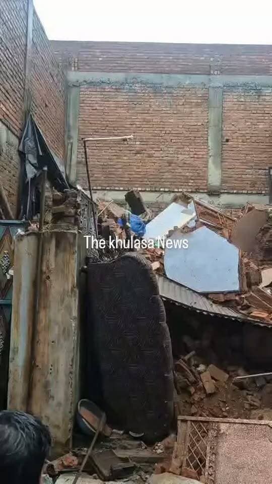 झांसी के कोतवाली थाना क्षेत्र अंतर्गत नरिया बाजार पर भारी बारिश के चलते गिरा दो मंजिला मकान,, समय रहते सुरक्षित बाहर निकले परिजन