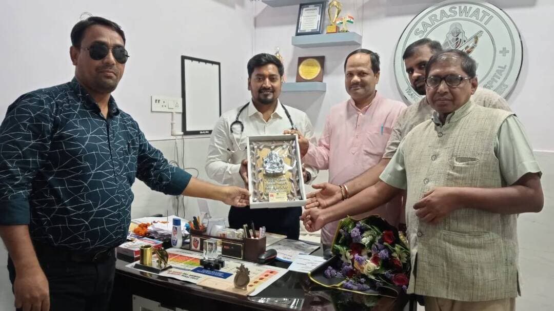 शहीदों की शहादत तिथि पर मुफ्त इलाज की पहल, सैनिकों के परिजनों को भी मिलेगी निःशुल्क चिकित्सा सुविधा
सीतामढ़ी। सरस्वती मेडिकेयर एवं डेंटल केयर हॉस्पिटल, सीतामढ़ी के चिकित्सक डॉ. मधुर कुमार ने सामाजिक सरोकार से जुड़ी महत्वपूर्ण पहल की घोषणा की है। उन्होंने कहा कि जिले के जिन शहीदों ने देश की रक्षा करते हुए अपना सर्वोच्च बलिदान दिया है, उनकी शहादत तिथि पर अस्पताल में मरीजों का मुफ्त इलाज किया जाएगा।
डॉ. मधुर कुमार ने कहा कि इसके साथ ही जिले के सैनिकों के परिजनों को भी अस्पताल की ओर से निःशुल्क चिकित्सा सुविधा उपलब्ध कराई जाएगी। उन्होंने कहा कि देश की रक्षा में अपना जीवन समर्पित करने वाले वीर शहीदों और सैनिकों के परिवारों के प्रति सम्मान एवं कृतज्ञता व्यक्त करने के उद्देश्य से यह पहल की गई है।
उन्होंने कहा कि सैनिक और उनके परिवार देश के लिए महत्वपूर्ण योगदान देते हैं। ऐसे में उनके स्वास्थ्य की देखभाल में सहयोग करना समाज की जिम्मेदारी है। अस्पताल प्रबंधन ने इस पहल को आगे भी जारी रखने की प्रतिबद्धता जताई है।