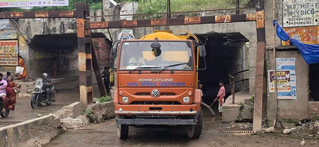 करोड़ों खर्च के बाद भी राजा बाजार अंडरपास में जलजमाव से राहत नहीं
जहानाबाद। राजा बाजार रेलवे अंडरपास में जलजमाव की समस्या लोगों के लिए परेशानी का सबब बनी हुई है। अंडरपास के निर्माण और जलनिकासी व्यवस्था पर जिला प्रशासन की ओर से करोड़ों रुपये खर्च किए जाने के बावजूद स्थिति जस की तस बनी हुई है। हर दिन बारिश हो या न हो, अंडरपास में पानी जमा हो जाता है। इससे पैदल राहगीरों के साथ दोपहिया और चारपहिया वाहन चालकों को भी आवागमन में परेशानी का सामना करना पड़ रहा है।
जलजमाव की स्थिति से निपटने के लिए नगर परिषद की ओर से टैंकर और मोटर के माध्यम से पानी निकाला जाता है। पानी निकालने के कुछ ही समय बाद दोबारा अंडरपास में पानी जमा हो जाता है। ऐसे में सवाल उठता है कि आखिर करोड़ों रुपये खर्च होने के बाद भी स्थायी जलनिकासी की व्यवस्था क्यों नहीं हो पा रही है।
हर दिन पानी निकालने की कवायद
राजा बाजार अंडरपास में पानी भरने के बाद नगर परिषद के कर्मी मौके पर पहुंचकर पानी निकालते हैं। यह सिलसिला प्रतिदिन चलता है। लोगों का कहना है कि यदि पानी की निकासी के लिए स्थायी व्यवस्था नहीं की गई तो सरकारी राशि खर्च होने के बावजूद समस्या का समाधान नहीं होगा।
लोगों में बढ़ रहा आक्रोश
स्थानीय लोगों का कहना है कि अंडरपास शहर के महत्वपूर्ण मार्गों में शामिल है। इसके बावजूद जलजमाव के कारण लोगों को परेशानी झेलनी पड़ रही है। कई बार पानी अधिक होने पर लोगों को दूसरे रास्ते से आवागमन करना पड़ता है। स्थानीय लोगों ने जिला प्रशासन और नगर परिषद से जलनिकासी की स्थायी व्यवस्था कराने की मांग की है।
सवाल: खर्च हो रहा सरकारी खजाना, समाधान कब?
अंडरपास में बार-बार पानी निकालने पर होने वाला खर्च भी सरकारी खजाने पर पड़ रहा है। यदि करोड़ों रुपये खर्च करने के बाद भी जलजमाव की समस्या बनी हुई है तो संबंधित विभागों को इसकी तकनीकी जांच कराकर स्थायी समाधान की दिशा में कदम उठाना चाहिए। लोगों का कहना है कि सिर्फ सरकारी खजाना खाली करने से समस्या का समाधान नहीं होगा, जनता को स्थायी राहत भी मिलनी चाहिए।