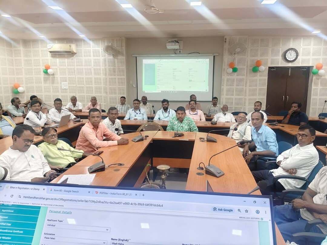 पेपरलेस ई-निबंधन को लेकर डीड राइटर्स व अधिवक्ताओं को दिया प्रशिक्षण
जहानाबाद। समाहरणालय स्थित ग्राम प्लेक्स भवन में बुधवार को पेपरलेस ई-निबंधन प्रक्रिया को लेकर डीड राइटर्स एवं अधिवक्ताओं के लिए प्रशिक्षण-सह-कार्यशाला आयोजित की गई। जिला पदाधिकारी छिरिङ वाई भूटिया के निर्देश पर जिला अवर निबंधक कार्यालय की ओर से आयोजित कार्यशाला में डिजिटल माध्यम से निबंधन की पूरी प्रक्रिया की जानकारी दी गई।
प्रशिक्षण के दौरान e-Nibandhan Portal पर दस्तावेज तैयार करने से लेकर निबंधन पूरा करने तक की प्रक्रिया को क्रमवार समझाया गया। इसमें दस्तावेज का प्रकार, विक्रेता व क्रेता की जानकारी, जमीन एवं भू-संपत्ति का विवरण, भुगतान मद, चेक स्लिप निर्गत करने, दस्तावेज संदर्भ की प्रविष्टि, प्रभावी मुद्रांक एवं निबंधन शुल्क जमा करने के साथ OTP और e-Sign के माध्यम से दस्तावेज निष्पादन तथा नियुक्ति लेने की प्रक्रिया की जानकारी दी गई।
अधिकारियों ने स्पष्ट किया कि पेपरलेस व्यवस्था का अर्थ यह नहीं है कि निबंधन के बाद आम लोगों को दस्तावेज की कागजी प्रति नहीं मिलेगी। इसका उद्देश्य मुख्य रूप से विभागीय प्रक्रिया एवं सरकारी अभिलेखों को डिजिटल बनाना है। निबंधन की प्रक्रिया पूरी होने के बाद संबंधित पक्षकारों को दस्तावेज की प्रति पूर्ववत उपलब्ध कराई जाएगी। डिजिटल व्यवस्था से निबंधन प्रक्रिया को सरल, सुरक्षित, पारदर्शी और सुविधाजनक बनाया गया है।
कार्यशाला में डीड राइटर्स एवं अधिवक्ताओं को सेवा प्रदाता के रूप में उनकी भूमिका और जिम्मेदारियों से भी अवगत कराया गया। बताया गया कि नई डिजिटल व्यवस्था में भी उनकी भूमिका महत्वपूर्ण है। वे आम लोगों को दस्तावेज तैयार करने, पोर्टल की प्रक्रिया समझने और निबंधन से संबंधित आवश्यक सहयोग उपलब्ध कराने में महत्वपूर्ण कड़ी के रूप में कार्य करेंगे।
इस दौरान प्रतिभागियों ने पेपरलेस निबंधन प्रक्रिया से संबंधित विभिन्न सवाल पूछे, जिनका अधिकारियों ने समाधान किया। पोर्टल के विभिन्न चरणों को व्यावहारिक रूप से समझाते हुए सेवा प्रदाताओं से नई डिजिटल व्यवस्था को प्रभावी रूप से लागू करने में सक्रिय सहयोग देने की अपील की गई।
कार्यशाला के अंत में उपस्थित डीड राइटर्स एवं अधिवक्ताओं ने नई व्यवस्था के अनुरूप निबंधन कार्य में पूर्ण सहयोग करने का आश्वासन दिया।