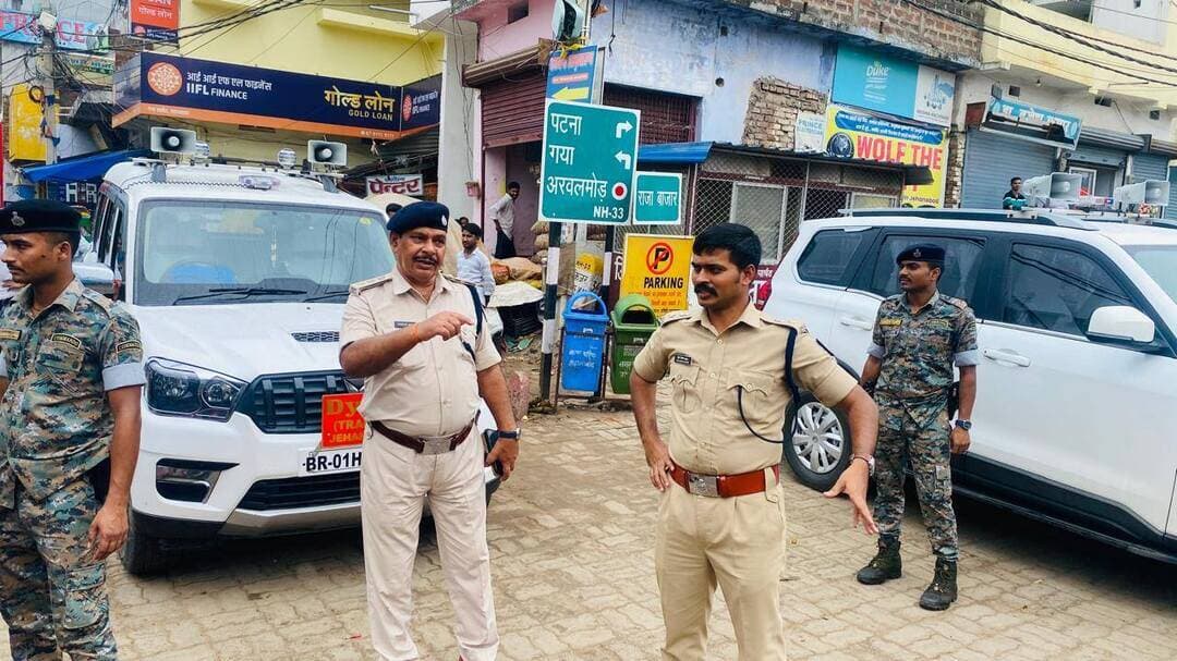 राजा बाजार अंडरपास में यातायात व्यवस्था का निरीक्षण
जहानाबाद। पुलिस अधीक्षक किरण कुमार एवं पुलिस उपाधीक्षक (यातायात) ने बुधवार को राजा बाजार रेलवे अंडरपास एवं आसपास के क्षेत्रों में यातायात व्यवस्था का निरीक्षण किया। इस दौरान अधिकारियों ने जाम की स्थिति, वाहनों के सुचारु आवागमन तथा यातायात प्रबंधन का जायजा लिया।
निरीक्षण के दौरान संबंधित पुलिस पदाधिकारियों को यातायात व्यवस्था को बेहतर बनाए रखने और आम लोगों को आवागमन में किसी प्रकार की परेशानी नहीं होने देने को लेकर आवश्यक दिशा-निर्देश दिए गए। अधिकारियों ने भीड़भाड़ वाले क्षेत्रों में विशेष सतर्कता बरतने तथा जाम की स्थिति उत्पन्न होने पर तत्काल आवश्यक कार्रवाई करने को कहा।
पुलिस प्रशासन ने कहा कि शहर में सुरक्षित यातायात, सुगम आवागमन और बेहतर पुलिसिंग सुनिश्चित करने के लिए लगातार निगरानी एवं आवश्यक कार्रवाई की जा रही है।