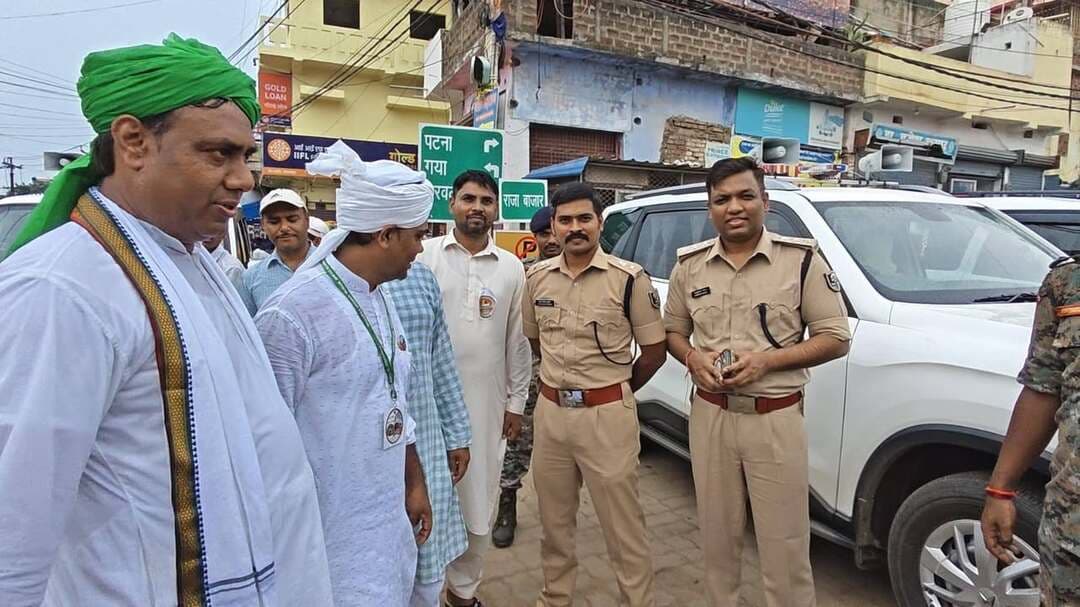 ईद-मिलाद-उन-नबी के जुलूस में सुरक्षा व्यवस्था का एसपी ने लिया जायजा
जहानाबाद। ईद-मिलाद-उन-नबी के अवसर पर नगर थाना क्षेत्र में निकाले जा रहे जुलूस की सुरक्षा व्यवस्था का पुलिस अधीक्षक किरण कुमार ने निरीक्षण किया। इस दौरान उन्होंने जुलूस के मार्ग और सुरक्षा व्यवस्था का जायजा लिया।
एसपी ने अनुमंडल पुलिस पदाधिकारी, सदर सहित मौके पर तैनात पुलिस पदाधिकारियों एवं जवानों को विधि-व्यवस्था बनाए रखने के लिए पूरी सतर्कता बरतने का निर्देश दिया। उन्होंने कहा कि जुलूस शांतिपूर्ण एवं सौहार्दपूर्ण वातावरण में संपन्न हो, इसके लिए पुलिस पूरी मुस्तैदी के साथ तैनात रहे।
जहानाबाद पुलिस ने लोगों से अपील की कि वे अपने परिजनों एवं अपनों के साथ सुरक्षित, शांतिपूर्ण और सौहार्दपूर्ण वातावरण में पर्व मनाएं। पुलिस ने कहा कि आम लोगों की सुरक्षा के लिए वह सदैव प्रतिबद्ध है।