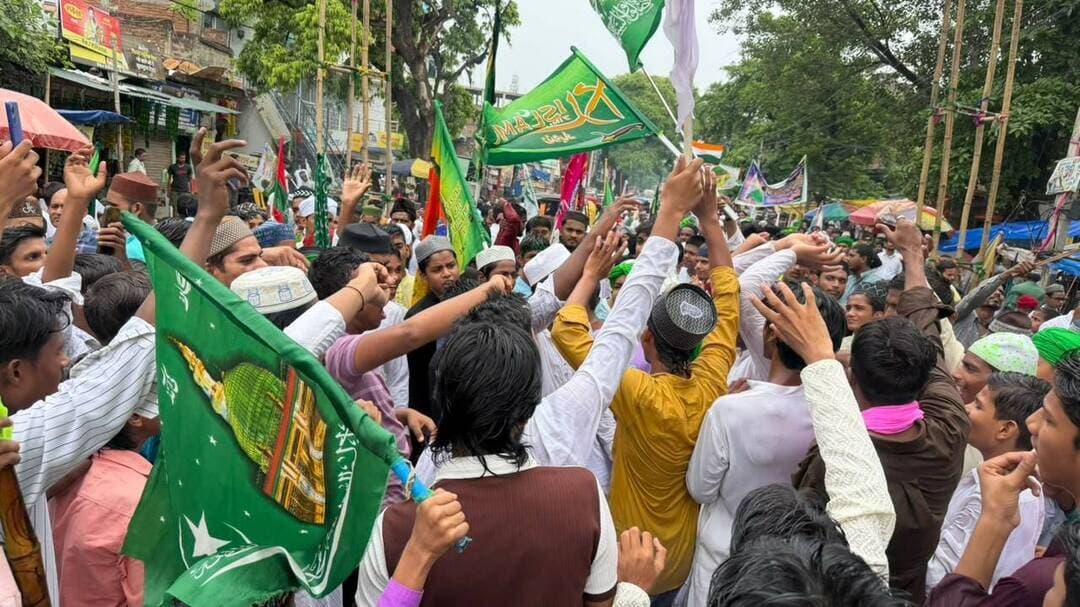 मिलाद-उन-नबी को लेकर पुलिस अलर्ट, जुलूस की सुरक्षा में तैनात जवान
अरवल। मिलाद-उन-नबी पर्व के अवसर पर जिले के विभिन्न थाना क्षेत्रों में निकाले जा रहे जुलूस को शांतिपूर्ण एवं सौहार्दपूर्ण वातावरण में संपन्न कराने के लिए अरवल पुलिस पूरी मुस्तैदी से तैनात है। पुलिस अधीक्षक के निर्देशन में सुरक्षा व्यवस्था की लगातार निगरानी की जा रही है।
जुलूस के दौरान पुलिस बल की तैनाती के साथ संदिग्ध गतिविधियों और असामाजिक तत्वों पर कड़ी नजर रखी जा रही है। पुलिस अधिकारियों को सुरक्षा व्यवस्था को लेकर विशेष सतर्कता बरतने के निर्देश दिए गए हैं।
अरवल पुलिस ने आमजन से पर्व के दौरान शांति, सौहार्द और आपसी भाईचारा बनाए रखने की अपील की है। साथ ही किसी भी तरह की अफवाह पर ध्यान नहीं देने और संदिग्ध गतिविधि की सूचना तत्काल पुलिस को देने की बात कही गई है।