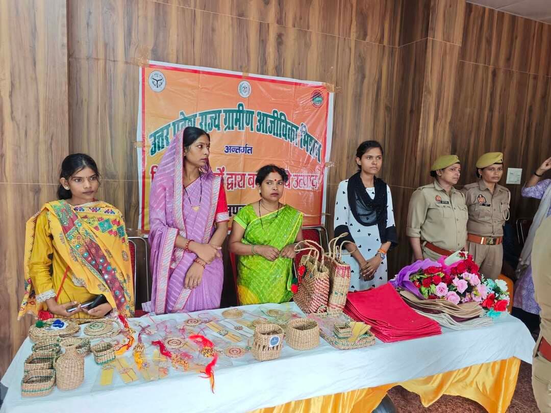 मऊ में महिलाओं के हुनर को मिला मंच, स्वयं सहायता समूहों ने सजाई आकर्षक उत्पाद प्रदर्शनी,ऊर्जा मंत्री एके शर्मा ने किया अवलोकन
#खबरेंअभीतक #KhabareAbhiTak #मऊ #महिलासशक्तिकरण
