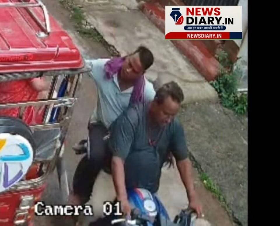 झुमरी तिलैया में फिर चेन स्नैचिंग, टोटो सवार महिला के गले से सोने की चेन झपटी
झुमरी तिलैया के अड्डी बंगला क्षेत्र में बुधवार सुबह करीब 11 बजे बाइक सवार दो बदमाशों ने टोटो से जा रही महिला के गले से सोने की चेन झपटी और गझंडी रोड की ओर फरार हो गए। लगातार हो रही घटनाओं से महिलाओं में दहशत है।
