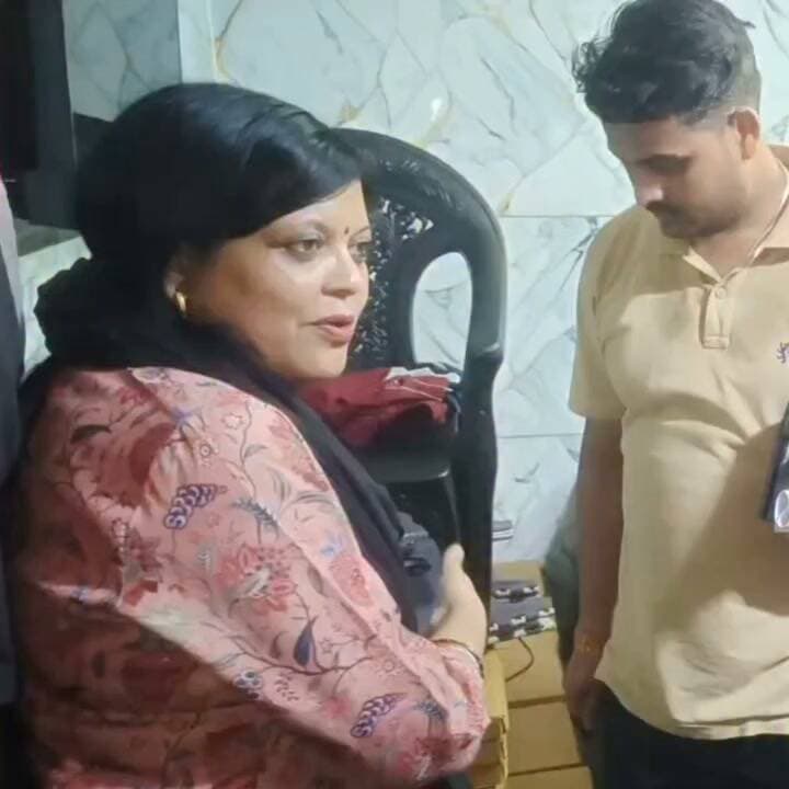 🚨 बाजपुर में मिठाई के नाम पर जहर! 😱 सुल्तानपुर पट्टी में SDM ऋचा सिंह की बड़ी कार्रवाई 🍬🚨
छापेमारी में भारी मात्रा में मिलावटी और सड़ी-गली मिठाइयां व खोया बरामद!
🔴 80 किलो मिलावटी खोया
🔴 40 किलो मिलावटी बर्फी
🔴 1.5 कुंतल मिलावटी केक लौज
🔴 करीब 50 किलो कीड़े-मकोड़ों से युक्त खोया और छैना मिठाइयां
⚠️ बरामद खराब और मिलावटी खाद्य सामग्री को मौके पर ही नष्ट कराया गया।
आरोपित व्यापारियों के खिलाफ जुर्माने समेत अन्य विधिक कार्रवाई की जा रही है।
👉 त्योहारों पर मिठाई खरीदने से पहले सावधान रहें, जांच-परख जरूर करें!
#बाजपुर #सुल्तानपुरपट्टी #UttarakhandNews #FoodSafety #मिलावटखोरी #मिलावटीमिठाई #खाद्यविभाग #SDM #ऋचासिंह #BreakingNews #LatestNews #ViralNews #Uttarakhand #उत्तराखंडन्यूज #मिठाई #FoodAdulteration #ViralReel #ReelNews #NewsUpdate