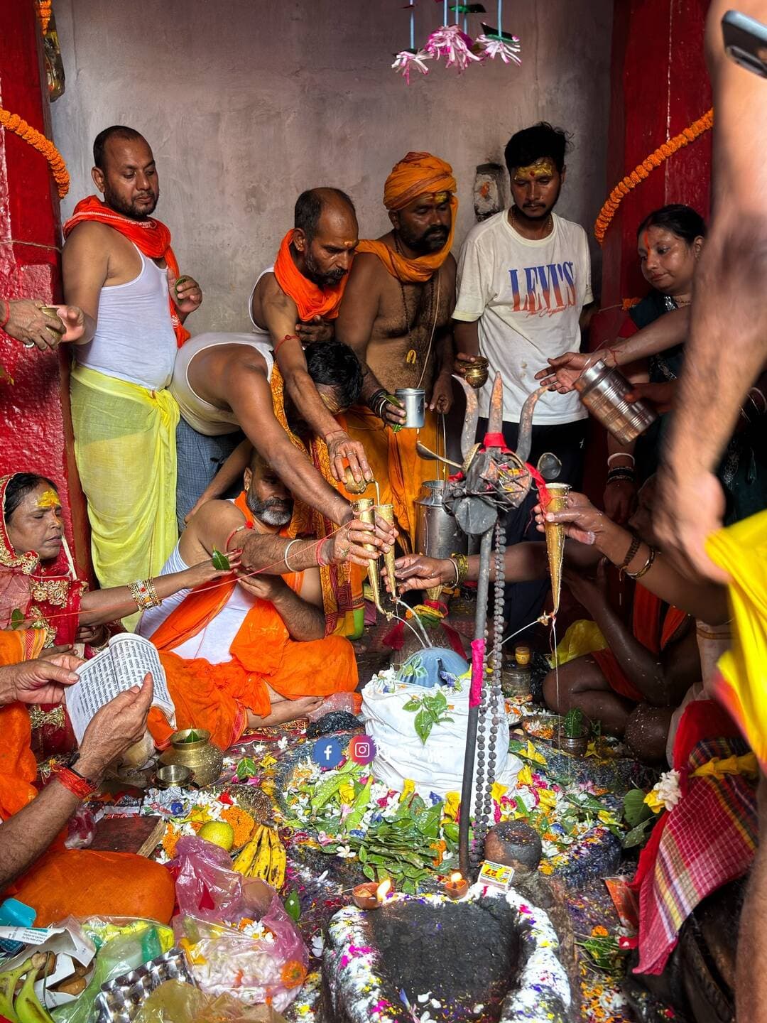 अपने राजगीर के ,पाचबे पहाड़ के बाबा सिद्धनाथ की रुद्राभिषेक की अलौकिक भगतिमय दृश्य..🙏 #harharmahadev🙏🌿🕉️ #pyararajgir #rajgir #sidhnathtemple