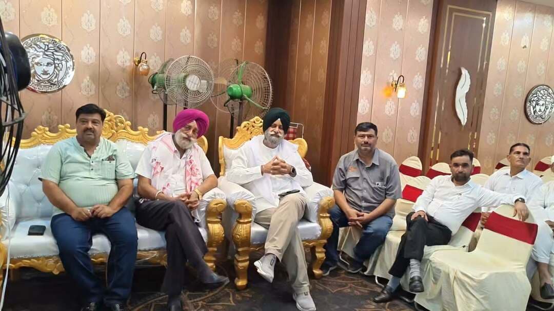 देशआदेश सच की परख़ पैगंबर मुहम्मद की शिक्षाओं और आधुनिक विज्ञान पर होगी विशेष संगोष्ठी
देशआदेश
पांवटा साहिब। सिरमौर मुस्लिम ऑर्गेनाइजेशन की ओर से पैगंबर मुहम्मद (S.A.W.) के मुबारक जन्म दिवस के अवसर पर सर्वधर्म सद्भावना संगोष्ठी का आयोजन किया जा रहा है। संगोष्ठी में “पैगंबर मुहम्मद (S.A.W.) की शिक्षाएं (सुन्नत-ए-रसूल) व आधुनिक विज्ञान” विषय पर विशेष रूप से चर्चा की जाएगी।
संगठन के अनुसार कार्यक्रम का उद्देश्य पैगंबर मुहम्मद की शिक्षाओं, मानवता, भाईचारे एवं सर्वधर्म सद्भावना के संदेश को समाज तक पहुंचाने के साथ-साथ आधुनिक विज्ञान के संदर्भ में इन विषयों पर विचार-विमर्श करना है।
यह कार्यक्रम आज बुधवार को भाटिया पैलेस, पांवटा साहिब में आयोजित होगा। कार्यक्रम में संगठन के पदाधिकारी, गणमान्य लोग तथा विभिन्न समुदायों के लोग उपस्थित रहेंगे।
सिरमौर मुस्लिम ऑर्गेनाइजेशन ने सभी धर्मों एवं समुदायों के लोगों से कार्यक्रम में शामिल होकर सर्वधर्म सद्भावना और आपसी भाईचारे के संदेश को मजबूत करने का आह्वान किया है।
इस अवसर पर किरनेश जंग पूर्व विधायक, ब्लॉक कांग्रेस कमेटी अध्यक्ष हरप्रीत सिंह रत्तन, भाजपा मंडल अध्यक्ष हितेंद्र कुमार, अरिकेश जंग जिला परिषद सदस्य, अवनीत सिंह लांबा, अनिंदर सिंह नौटी, नजाकत हाशमी, बलजीत सिंह नागरा, राजेश चौधरी, शमशेर अली काशमी, महबूब हसन, इकबाल सिंह बाला, इकबाल सिंह खारा, प्रदीप कुमार, वसीम मलिक, सगी, नाज, अली आदि सभी धर्म जाति के लोग उपस्थित रहे।