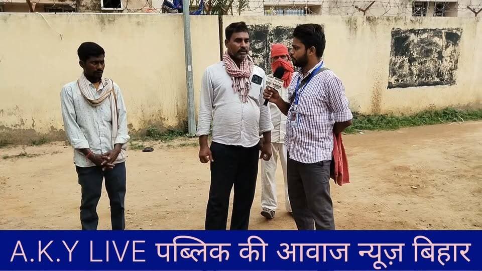अरवल से बड़ी खबर: शौच करने गई वृद्ध महिला की पैर फिसलने से मौत, 4 दिन बाद मिला शव!अरवल (कुर्था): अरवल जिले के कुर्था प्रखंड अंतर्गत मानिकपुर बिथरा गांव में एक बेहद दर्दनाक हादसा सामने आया है। गांव की निवासी 70 वर्षीय धन कुमारिया देवी की पानी में डूबने से मौत हो गई।कैसे हुआ हादसा: परिजनों के मुताबिक, धन कुमारिया देवी पेईन (नहर/आहर) के किनारे शौच करने गई थीं। इसी दौरान पैर फिसलने के कारण वह गहरे पानी में जा गिरीं।4 दिनों तक चला सर्च ऑपरेशन: महिला के लापता होने के बाद परिजन लगातार उनकी खोजबीन कर रहे थे।गांव में मचा कोहराम: आज चौथे दिन परिजनों को महिला का शव पानी में तैरता हुआ मिला। शव देखते ही परिवार में चीख-पुकार और हाहाकार मच गया। पूरा गांव इस घटना से स्तब्ध और गमगीन है।स्थानीय प्रशासन को सूचित कर दिया गया है। ईश्वर मृत आत्मा को शांति और परिजनों को यह दुख सहने की शक्ति दें। 🙏#ArwalNews #Kurtha #BiharNews #Accident #LocalNews #Arwal Public ki Awaz Arvind Yadav A1 express Public Ki Awaz - News