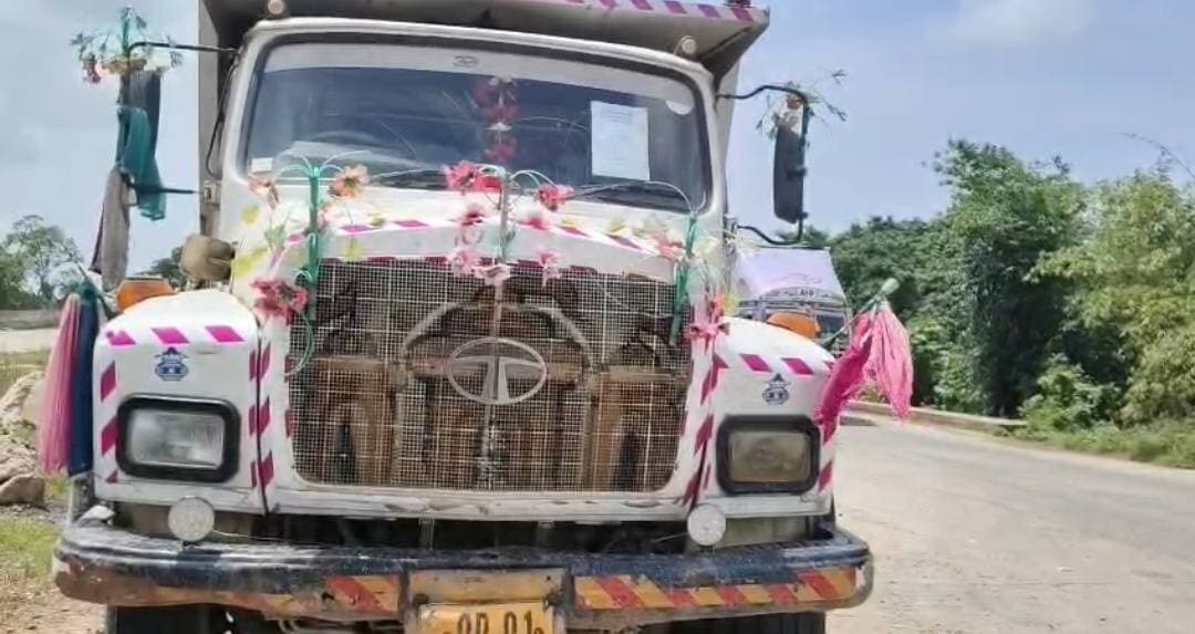 ନକଲି ଟ୍ରାଞ୍ଜିଟ୍ ପାସ୍ରେ ପଥର ଚାଲାଣ ବେଳେ ଗ୍ରାମରେ ଉତ୍ତେଜନା, ୩ ଘଣ୍ଟା ଧରି ଯାତାୟାତ ଠପ
ବାଲେଶ୍ୱର ଜିଲ୍ଲା ବସ୍ତା ବ୍ଲକରେ ବେଆଇନ ପଥର ଚାଲାଣ ଏବେ ଚରମ ସୀମାରେ ପହଁଚିଛି । ନକଲି ଟ୍ରାଞ୍ଜିଟ୍ ପାସ୍ ବ୍ୟବହାର କରି ଶହ ଶହ ହାଇୱାରେ ପଥର ଚାଲାଣ ହେଉଥିବା ଅଭିଯୋଗ ହୋଇଛି | ଏହି ବେଆଇନ ଚାଲାଣ ପାଇଁ ଆଜି ଭେଲୋରା ବୈଷ୍ଣବଡିହ ଛକରେ ପ୍ରାୟ ୩ ଘଣ୍ଟା ଧରି ରାସ୍ତା ଜାମ୍ ହେଇଥିଲା
#CMOOdisha #SPBaleshwar #Jaleswar #BASTA #bharat_news_odia