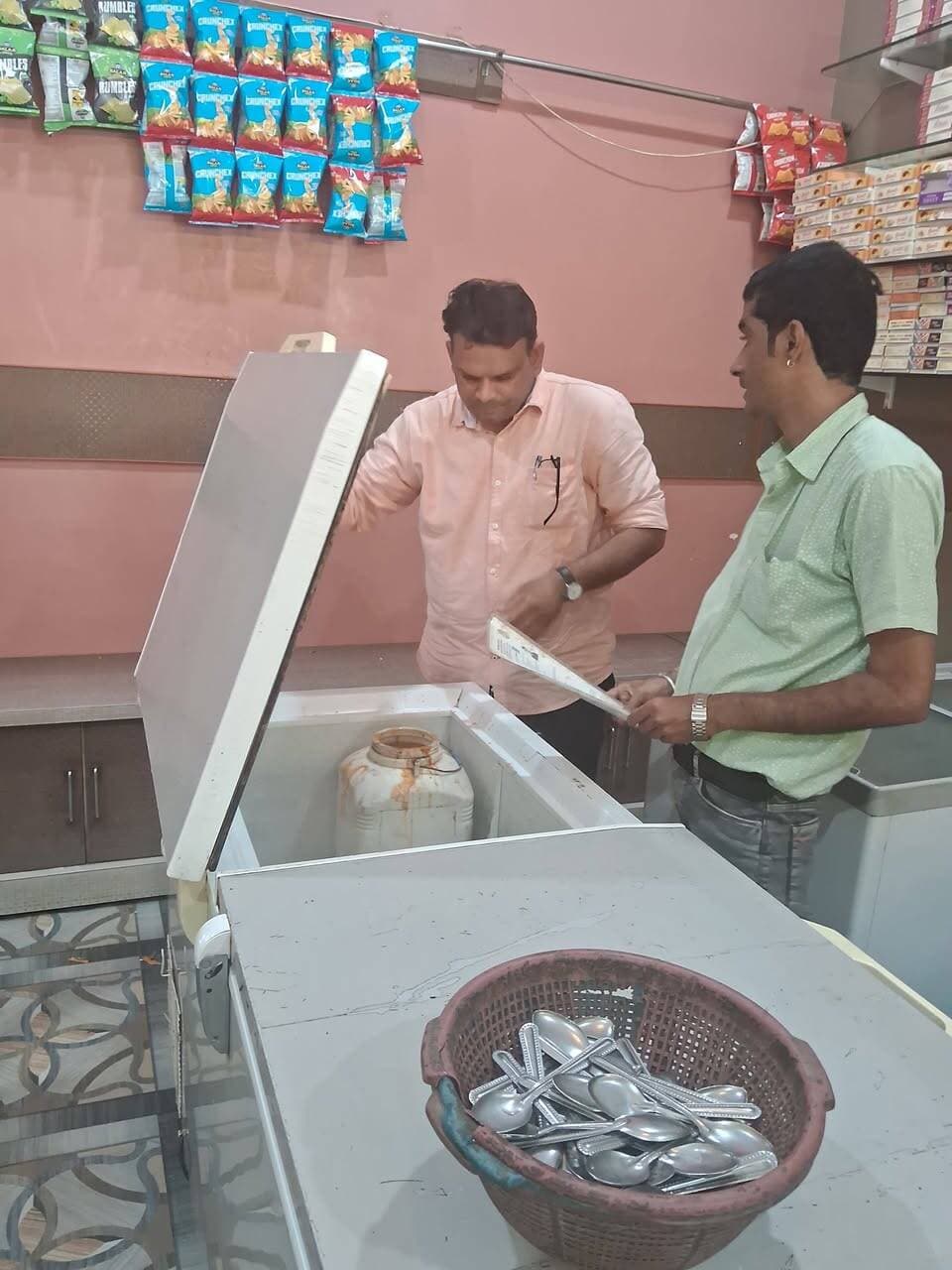 कल्याणपुरा एवं सारंगी में खाद्य सुरक्षा एवं नापतौल विभाग की संयुक्त कार्रवाई
प्रतिबंधित खाद्य पदार्थ के 16 किलोग्राम स्टॉक को कराया नष्ट, विभिन्न खाद्य पदार्थों के नमूने लिए
आगामी त्योहारी पर्वों को दृष्टिगत रखते हुए खाद्य सुरक्षा विभाग एवं नापतौल विभाग द्वारा कल्याणपुरा एवं सारंगी में संयुक्त जांच अभियान चलाया गया। अभियान के दौरान विभिन्न खाद्य प्रतिष्ठानों का निरीक्षण कर खाद्य पदार्थों की गुणवत्ता, मानक घोषणाओं एवं नापतौल संबंधी प्रावधानों की जांच की गई।
जांच के दौरान कल्याणपुरा स्थित विजय स्वीट्स से मिल्क केक का नमूना जांच के लिए लिया गया। प्रतिष्ठान पर प्रतिबंधित खाद्य पदार्थ का विक्रय पाए जाने पर कुल 16 किलोग्राम खाद्य पदार्थ को मौके पर ही नष्ट करवाया गया तथा प्रकरण पंजीबद्ध किया गया।
इसके पश्चात संयुक्त टीम द्वारा सारंगी में विभिन्न खाद्य प्रतिष्ठानों का निरीक्षण किया गया। इस दौरान अमूल मिल्क पार्लर से पनीर तथा विनायक रेस्टोरेंट एवं पालीवाल रेस्टोरेंट से बूंदी लड्डू, बर्फी एवं मावा के नमूने जांच के लिए लिए गए।
निरीक्षण के दौरान अमानक एवं अनुपयुक्त पाए गए खाद्य पदार्थों के संबंध में नियमानुसार कार्रवाई की गई। लिए गए खाद्य नमूनों को गुणवत्ता परीक्षण के लिए राज्य खाद्य परीक्षण प्रयोगशाला, भोपाल भेजा जाएगा। जांच रिपोर्ट प्राप्त होने के पश्चात नियमानुसार अग्रिम कार्रवाई की जाएगी।
संयुक्त कार्रवाई में खाद्य सुरक्षा अधिकारी राहुल सिंह अलावा एवं वेलसिंह मोरी, नापतौल निरीक्षक सचिन चौहान एवं संजय पांचाल उपस्थित रहे। आगामी त्योहारी सीजन को देखते हुए खाद्य सुरक्षा विभाग एवं नापतौल विभाग द्वारा इस प्रकार की संयुक्त जांच एवं कार्रवाई लगातार जारी रहेगी।
Jansampark Madhya Pradesh CM Madhya Pradesh Indore Commissioner General Administration Department, MP #Jhabua #JansamparkMP