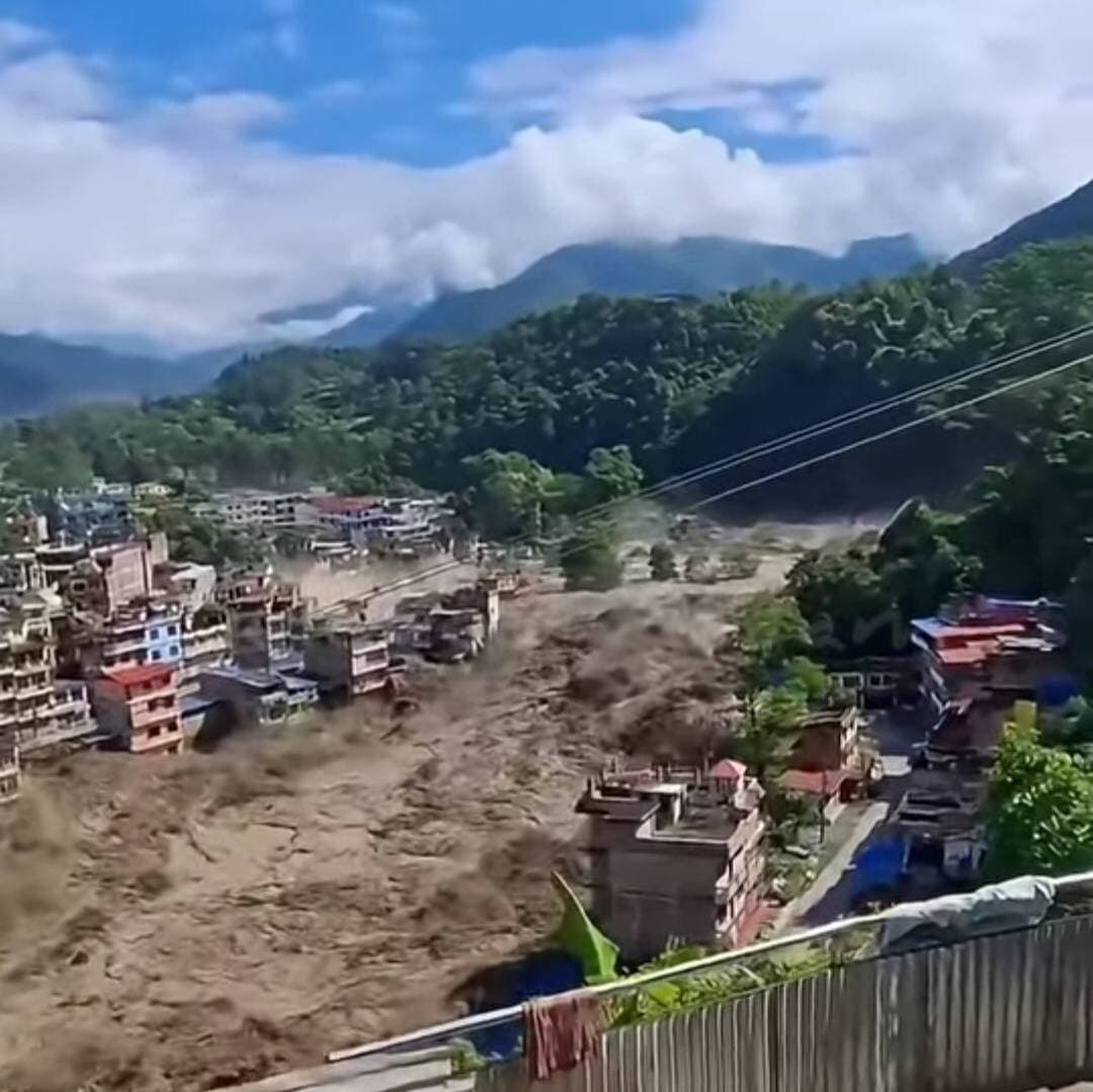নেপালত বিধ্বংসী বানৰ তাণ্ডৱ
শতাধিকৰ প্ৰাণ নাশৰ আশংকা , আকস্মিক বানপানী হাহাকাৰ পৰিস্থিতিৰ সন্মুখীন সাধাৰণ জনতাৰ
ইয়াৰ বাবে জগৰীয়া কোন?
#highlightseveryone
#followerseveryone
#followmeonfacebook
#nomfollowers