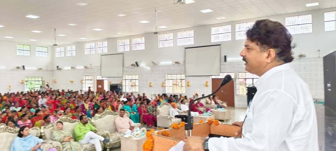 *मातृशक्ति के सम्मान को समर्पित है योगी सरकार: जीआईसी सभागार में मुख्यमंत्री के कार्यक्रम का हुआ सजीव प्रसारण, गो सेवा आयोग उपाध्यक्ष महेश शुक्ला ने महिलाओं को भेंट की रक्षाबंधन की साड़ी*
जनपद बस्ती, उत्तर प्रदेश26 अगस्त 2026
* उत्तर प्रदेश के मुख्यमंत्री योगी आदित्यनाथ जी ने बुधवार को लखनऊ में ‘लोकमाता अहिल्याबाई मातृशक्ति यात्रा’ का शुभारंभ कर विशेष बसों को फ्लैग-ऑफ किया। इस अवसर पर उन्होंने मातृशक्ति के सम्मान, सुरक्षा और स्वावलंबन के लिए प्रदेश सरकार की प्रतिबद्धता दोहराते हुए 60 वर्ष एवं उससे अधिक आयु की महिलाओं के लिए निःशुल्क बस यात्रा की सुविधा का शुभारंभ किया। जिसका सजीव प्रसारण जीआईसी के बहुउद्देशीय हाल में उपस्थित लोगों ने देखा।
मा0 मुख्यमंत्री जी ने कहा कि रक्षाबंधन के पावन अवसर पर उत्तर प्रदेश सरकार द्वारा माताओं, बहनों एवं बेटियों को सहयात्री सहित निःशुल्क बस यात्रा की सुविधा भी उपलब्ध रहेगी। उत्तर प्रदेश की बेटी अब भय मुक्त है, अब बेटियां काम करने के बाद रात में भी घर सुरक्षित लौट सकती हैं। उत्तर प्रदेश में 65 लाख महिलाओं को घर महिलाओं के नाम दिया गया।
जनपद में यह कार्यक्रम *उत्तर प्रदेश गो सेवा आयोग के उपाध्यक्ष महेश शुक्ला जी* की अध्यक्षता में सम्पन्न हुआ।
इस अवसर पर अपने उद्बोधन में *उपाध्यक्ष महेश शुक्ला जी* ने कहा कि लोकमाता अहिल्याबाई का जीवन सेवा, सुशासन और जनकल्याण का प्रेरणादायी उदाहरण है। उन्होंने समाज में महिलाओं की गरिमा और सम्मान को सर्वोच्च प्राथमिकता दी। उनके आदर्शों से प्रेरणा लेते हुए प्रदेश सरकार महिलाओं के सम्मान, सुरक्षा और आत्मनिर्भरता के लिए निरंतर कार्य कर रही है।
उन्होंने कहा कि मातृशक्ति केवल परिवार की आधारशिला ही नहीं, बल्कि समाज और राष्ट्र के निर्माण में भी महत्वपूर्ण भूमिका निभाती है। सरकार द्वारा महिलाओं को शिक्षा, सुरक्षा, रोजगार, स्वास्थ्य तथा परिवहन सहित विभिन्न क्षेत्रों में सुविधाएं उपलब्ध कराई जा रही हैं। इस योजना के माध्यम से 60 वर्ष एवं उससे अधिक आयु की महिलाओं को प्रदेश में बस यात्रा के लिए निःशुल्क सुविधा उपलब्ध कराई जाएगी। इससे वरिष्ठ महिलाओं को आवागमन में सुविधा मिलेगी तथा वे अपने परिजनों से मिलने, धार्मिक एवं सामाजिक स्थलों की यात्रा सहित अन्य आवश्यक कार्यों के लिए सुगमता से आवागमन कर सकेंगी।उन्होंने कहा कि प्रदेश सरकार की योजनाओं का उद्देश्य समाज के प्रत्येक वर्ग तक विकास और जनकल्याण की सुविधाएं पहुंचाना है। महिलाओं के सम्मान और उनके जीवन को अधिक सुगम बनाने के लिए सरकार लगातार नए कदम उठा रही है।
इस अवसर पर *उत्तर प्रदेश गो सेवा आयोग के उपाध्यक्ष महेश शुक्ला* व उपस्थित जनप्रतिनिधियों द्वारा महिलाओं को रक्षाबंधन के उपहार स्वरूप साड़ी भेंट की गई।
कार्यक्रम में जिलाधिकारी कृत्तिका ज्योत्स्ना, मुख्य विकास अधिकारी सार्थक अग्रवाल, अपर जिलाधिकारी ज्ञान चन्द्र गुप्ता, मुख्य राजस्व अधिकारी कीर्ति प्रकाश भारती, जिला विकास अधिकारी सुशील कुमार श्रीवास्तव, उपजिलाधिकारी शत्रुघ्न पाठक, पूर्व विधायक दयाराम चौधरी, जिलाध्यक्ष महिला मोर्चा रोली सिंह, सुमन सिंह सहित संबंधित अधिकारी/जनप्रतिनिधिगण व अधिक संख्या में महिलाएं उपस्थित रहीं।
संवाददाता हरी ओम प्रकाश
राष्ट्रीय हिंदी दैनिक कौटिल्य का भारत
*संवाददाता हरी ओम प्रकाश
राष्ट्रीय हिंदी दैनिक कौटिल्य का भारत*