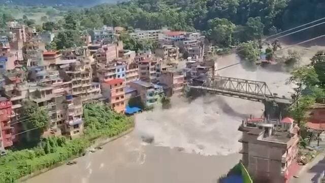 নেপালে ভয়াবহ পরিস্থিতি। ক্রমাগত বৃষ্টিতে ত্রিশূলী নদীর জলস্তর বিপদসীমা ছাড়িয়েছে। নদীর জল ঢুকে প্লাবিত ত্রিশূলী বাজারের বিস্তীর্ণ এলাকা। জলের তোড়ে ক্ষতিগ্রস্ত হয়েছে বহু বাড়িঘর ও দোকানপাট, ভেঙে পড়েছে যোগাযোগ ব্যবস্থা। বাজার এলাকাজুড়ে আতঙ্কের পরিবেশ। স্থানীয় প্রশাসনের তরফে উদ্ধারকাজ শুরু হয়েছে।
