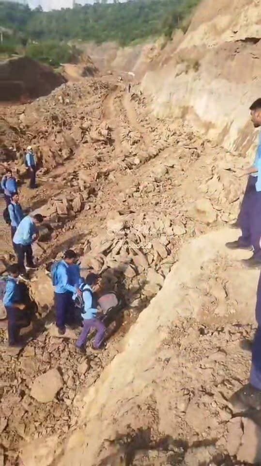 ITI NURPUR के छात्र जो इस तरह के रास्ते पर जाने को मजबूर
फोरलेन निर्माण कार्य के चलते छात्रों को भारी समस्याओं का सामना करना पड़ रहा है..
#ITINurpur #nurpurkangra