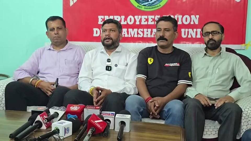 धर्मशाला: बिजली बोर्ड कर्मचारी यूनियन के प्रदेश अध्यक्ष ओपीएस को लेकर कर रहे पत्रकार वार्ता, देखें लाइव ।
#himachalpradesh #dharmshala #shimla #electricity #ops #followers #highlights