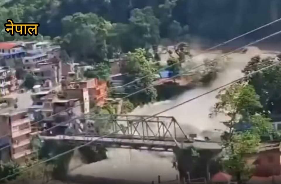 नेपाल के रसुवा जिले के टिमुरे बाजार और सीमावर्ती कस्टम क्षेत्र में तिब्बत की ओर से अचानक आई भीषण बाढ़ ।
इस आपदा में सैकड़ों गाड़ियां, एक नवनिर्मित पुल, तीन पुलिस चौकियां और आसपास की जलविद्युत परियोजनाएं जलमग्न होकर बह जाने की सूचना है । क्षेत्र में अफरा-तफरी का माहौल है और आपदा प्रबंधन टीमों के साथ सुरक्षा एजेंसियां तेजी से प्रभावितों को सुरक्षित स्थानों पर पहुंचाने और स्थिति को नियंत्रित करने के प्रयास में जुटी हैंn।
#NepalFlood #Rasuwa #TIMURE #flashflood #viralvideoシ #BreakingNews #IndiaNews #writeNews24 #highlights #followers
