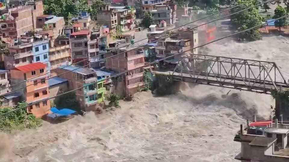 नेपाल में बाढ़ का खौफनाक Video
रसुवा जिले में भोटेकोशी नदी में अचानक बाढ़ आई। बड़ी संख्या में लोगों के बह जाने की सूचना हैं। कई बाजार, गाँव सहित जलविद्युत परियोजनाएं भी चपेट में आई हैं। सेना तैनात कर दी गई है।