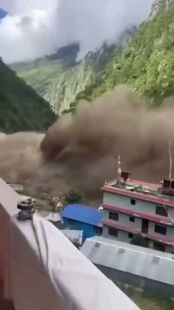 एक पल में आया सैलाब, गांव-बाजार और घरों को बहा ले गया; कुदरत के आगे इंसान बेबस।
#Nepal