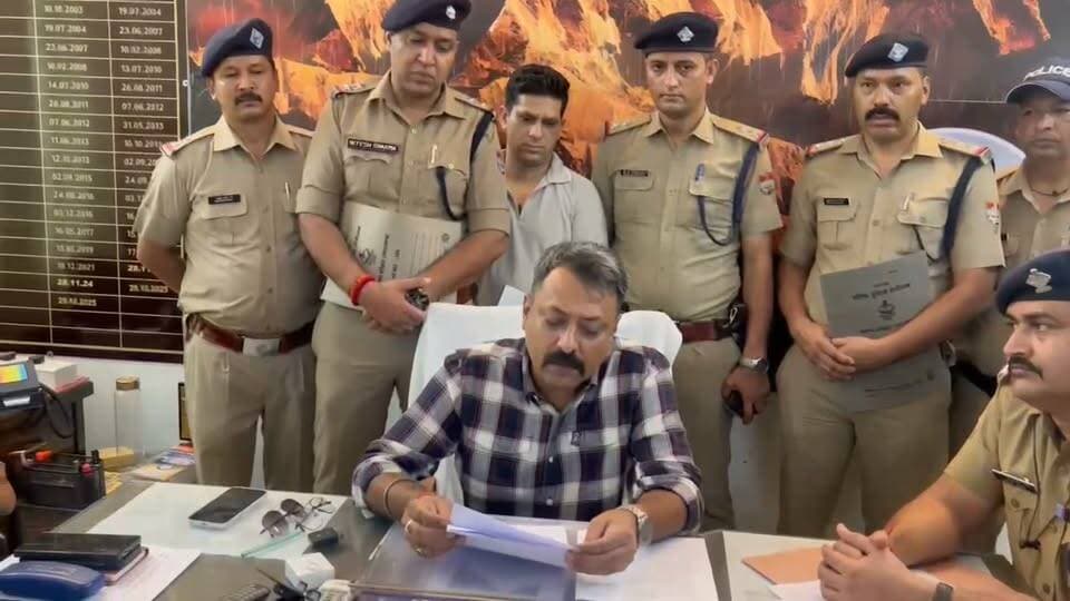 BIG BREAKING:स्विफ्ट कार से खुला ₹2.75 करोड़ की डिजिटल मनी ट्रेल का राज! हरिद्वार पुलिस ने “मगध साइबर गैंग” के 5 शातिरों को दबोचा, 35 ATM कार्ड और 18 मोबाइल बरामद - Bahadrabad News
=================
_*पूरी ख़बर पढ़ने के लिए नीचे दी गई ब्लू लाइन पर क्लिक करें।*_
👇👇
https://bahadrabadnews.com/big-breakingस्विफ्ट-कार-से-खुला-₹2-75-कर/
*"बहादराबाद न्यूज़/ की खबरे व्हाट्सएप पर पाने के लिए ग्रुप से जुड़े.. क्लिक करे!*👇
https://chat.whatsapp.com/JRJhdKtAfvYEyJxTAHmU0W
=================
_*News by -SHAJAD ALI*_