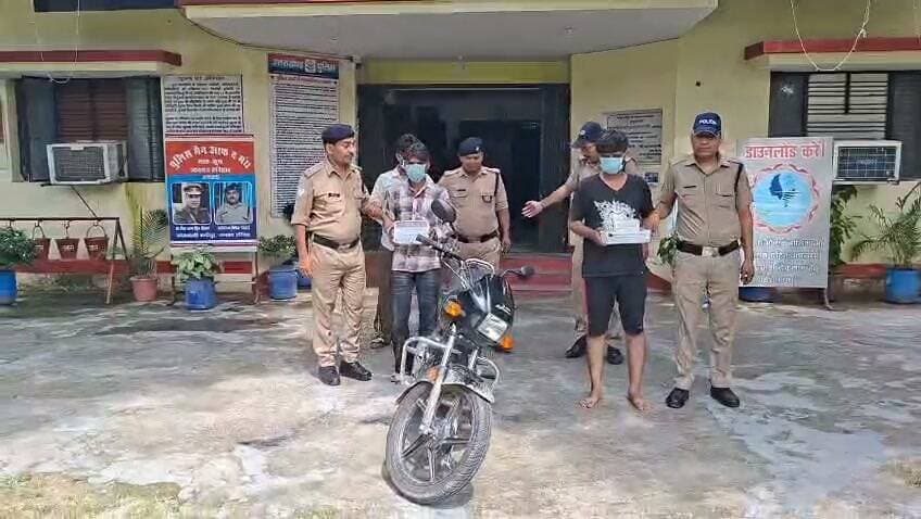 BIG BREAKING:शिवलोक लूटकांड का सनसनीखेज खुलासा: ज्वेलर्स का पीछा कर लूट करने वाले 3 शातिर बदमाश गिरफ्तार, चांदी के सिक्के-मूर्ति और Apple फोन बरामद - Bahadrabad News
=================
_*पूरी ख़बर पढ़ने के लिए नीचे दी गई ब्लू लाइन पर क्लिक करें।*_
👇👇
https://bahadrabadnews.com/big-breakingशिवलोक-लूटकांड-का-सनसनी/
*"बहादराबाद न्यूज़/ की खबरे व्हाट्सएप पर पाने के लिए ग्रुप से जुड़े.. क्लिक करे!*👇
https://chat.whatsapp.com/JRJhdKtAfvYEyJxTAHmU0W
=================
_*News by -SHAJAD ALI*_