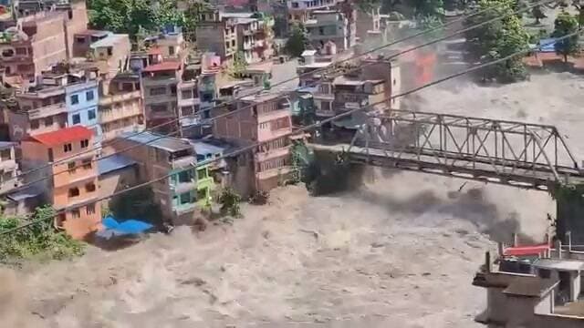 नेपाल के रसुवा जिले में भोटेकोशी नदी में अचानक बाढ़ आ गई, जिसने कुछ ही सेकंड में आसपास स्थित घरों को अपनी चपेट में ले लिया। साथ ही पुल को भी बहा कर ले गई। इस घटना में कई लोगों के बह जाने की बात सामने आई है।