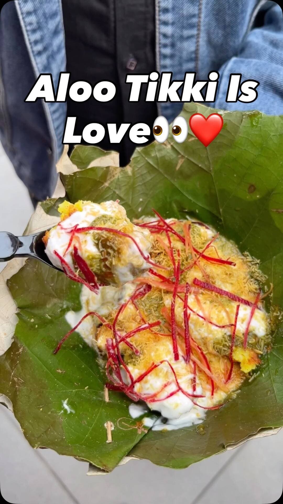 Aloo Tikki Lover Anyone ❤️🤌
.
.
.
.
Follow Us @varunfoody ❤️ 🤤⚠️
.
Follow Us @varunfoody 🔥
.
Comment & Share 📍❤️❤️
.
Aloo tikki , malai chaap , streetfood ,north indian food , momo , summers , india , corporate, mango season
.
Hashtag:-
#alootikki #northindianfood #streetfoodindia #streetfood
