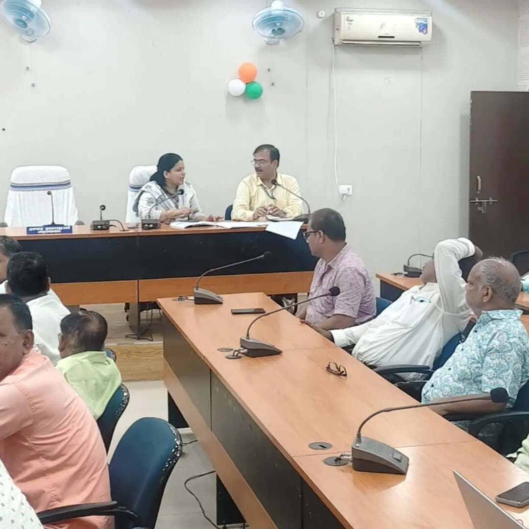 🎯ई-निबंधन को मिलेगी और गति — डीड राइटर्स एवं अधिवक्ताओं को दिया गया प्रशिक्षण
जिला पदाधिकारी, जहानाबाद श्रीमती छिरिङ वाई भूटिया के निर्देशानुसार समाहरणालय के ग्राम प्लेक्स भवन में डीड राइटर्स एवं अधिवक्ताओं के लिए ई-निबंधन प्रक्रिया पर प्रशिक्षण-सह-कार्यशाला आयोजित की गई।
✅ e-Nibandhan Portal की पूरी प्रक्रिया चरणबद्ध तरीके से समझाई गई।
✅प्रतिभागियों को दस्तावेज का प्रकार, विक्रेता एवं क्रेता की जानकारी, जमीन का विवरण, भू-संपत्ति की जानकारी, भुगतान का मद, चेक स्लिप निर्गत करने, दस्तावेज के संदर्भ की प्रविष्टि, प्रभावी मुद्रांक एवं निबंधन शुल्क जमा करने तक की पूरी प्रक्रिया से विस्तारपूर्वक अवगत कराया गया।
✅ OTP एवं e-Sign से दस्तावेज निष्पादन एवं नियुक्ति की जानकारी दी गई
✅ डीड राइटर्स एवं अधिवक्ताओं की Service Provider के रूप में भूमिका स्पष्ट की गई
✅ उनकी शंकाओं का समाधान कर ई-निबंधन प्रक्रिया को तेज गति से आगे बढ़ाने का आह्वान किया गया
📌 साथ ही पुनः स्पष्ट किया गया कि “पेपरलेस” का अर्थ आमजन को कागजी दस्तावेज नहीं मिलना नहीं है। ई-निबंधन के बाद दस्तावेज की प्रति पूर्ववत उपलब्ध कराई जाती रहेगी। सरकार द्वारा लागू ई-निबंधन व्यवस्था का उद्देश्य विभागीय प्रक्रिया एवं सरकारी अभिलेखों को डिजिटल, सरल, सुरक्षित और पारदर्शी बनाना है।
#ईनिबंधन_डिजिटलजहानाबाद #जहानाबाद #जिलाप्रशासनजहानाबाद
#विकसितभारत_समृद्धबिहार_आदर्शजहानाबाद