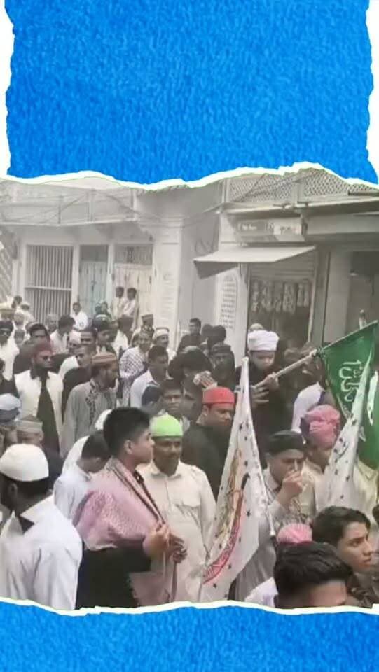 ईद मिलादुन्नबी पर डूंगरपुर में निकला जुलूस-ए-मोहम्मदी, पैगंबर साहब के नारों से गूंजा शहर
डूंगरपुर। ईद मिलादुन्नबी पर्व के अवसर पर मुस्लिम समुदाय की ओर से शहर में जुलूस-ए-मोहम्मदी निकाला गया। जुलूस सीरत कमेटी से शुरू होकर मस्तान बाबा की दरगाह तक पहुंचा। जुलूस में बड़ी संख्या में समाजजन शामिल हुए। इस दौरान पैगंबर साहब की शान में नारे गूंजते रहे और लोगों ने धार्मिक उत्साह के साथ पर्व मनाया। जुलूस के मार्ग पर विभिन्न स्थानों पर लोगों ने स्वागत भी किया। पर्व को लेकर शहर में सुरक्षा के कड़े इंतजाम किए गए थे। पुलिस बल तैनात रहा और जुलूस के दौरान कानून-व्यवस्था बनाए रखने के लिए पुलिसकर्मी लगातार निगरानी करते रहे।:::
#EidMiladUnNabi #EidMiladUnNabi2026 #JuloosEMohammadi #Dungarpur #DungarpurNews
