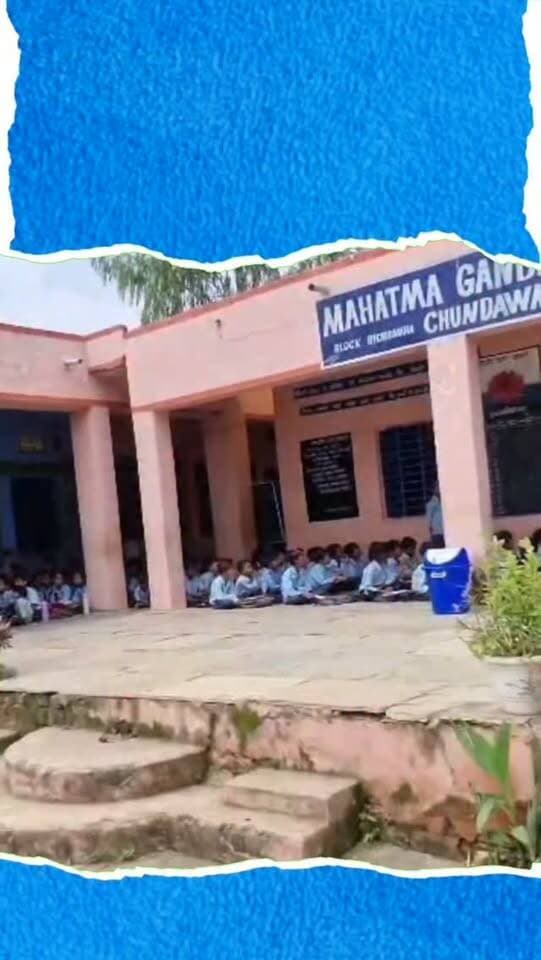 चुंडावाड़ा में जर्जर स्कूल भवन से 342 बच्चों की जान पर खतरा, 8 कमरे घोषित असुरक्षित, कलेक्ट्रेट पर ग्रामीणों का प्रदर्शन
डूंगरपुर जिले के चुंडावाड़ा में सरकारी स्कूल की जर्जर बिल्डिंग बच्चों के लिए खतरा बनी हुई है। राजकीय महात्मा गांधी विद्यालय के 13 कमरों में से 8 को लोक निर्माण विभाग ने जर्जर घोषित किया है, जबकि 3 कमरे मरम्मत योग्य बताए गए हैं। ऐसे में 342 विद्यार्थियों के लिए केवल 2 सुरक्षित कमरे बचे हैं। कमरों की कमी के चलते कई कक्षाओं के बच्चों को एक ही कमरे में बैठाया जा रहा है, जबकि कई विद्यार्थी बरामदे में पढ़ने को मजबूर हैं। समस्या को लेकर ग्रामीणों ने कलेक्ट्रेट पहुंचकर प्रदर्शन किया और जिला कलेक्टर को ज्ञापन सौंपा। ग्रामीणों ने नए भवन या अतिरिक्त कक्षा-कक्षों की स्वीकृति और सीआरसी भवन स्कूल को सौंपने की मांग की है।
#Dungarpur #Chundawada #RajasthanNews #SchoolNews #GovernmentSchool