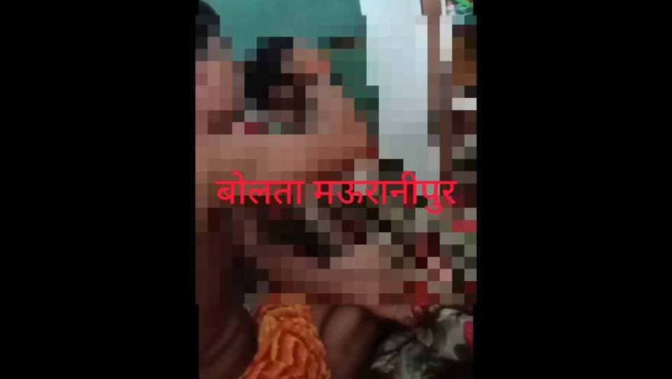 झांसी थाना चिरगांव के एक मुहल्ले में पति को नशे की गोली खिलाकर या पति के बाहर जाने पर अपने प्रेमी को घर में बुलाकर रंगरलिया मनाते पकड़ी गई पत्नी की परिजनों ने मौके पर ही प्रेमी से मांग में सिंदूर भरा कर जयमाला डलवा कर शादी करवाई