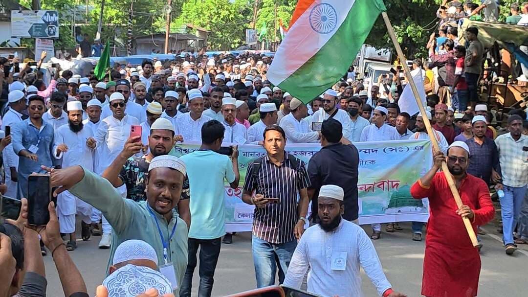 📍 ১২ রবিউল আউয়াল উপলক্ষে কৈলাশহরে ঐতিহ্যবাহী বর্ণাঢ্য শোভাযাত্রা | সরাসরি সম্প্রচার 📡
পবিত্র ১২ রবিউল আউয়াল উপলক্ষে কৈলাশহরে অনুষ্ঠিত হচ্ছে ঐতিহ্যবাহী বর্ণাঢ্য শোভাযাত্রা। ধর্মীয় ভাবগাম্ভীর্য ও উৎসবমুখর পরিবেশে আয়োজিত এই শোভাযাত্রার সরাসরি সম্প্রচার দেখুন আমাদের সঙ্গে।