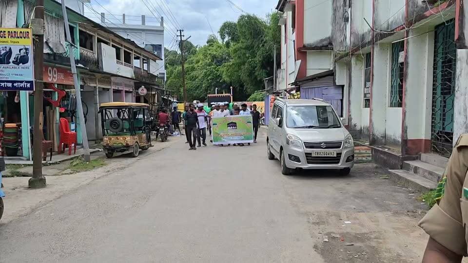কৈলাস শহরের বিভিন্ন অঞ্চল থেকে ছুটো আকারে মিছিল গুলো টিলা বাজারে জমায়েত হচ্ছে মহা মিছিলের জন্য