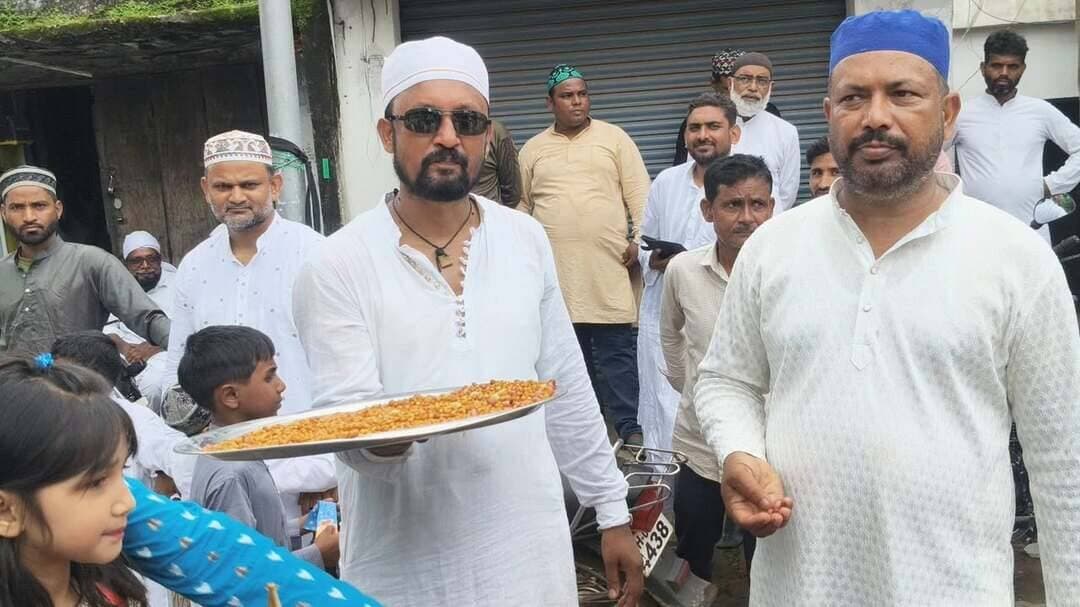 लोहरदगा जमा मस्जिद के दुकानदारों ने जुलूसे मोहम्मदी में शामिल लोगों का किया स्वागत