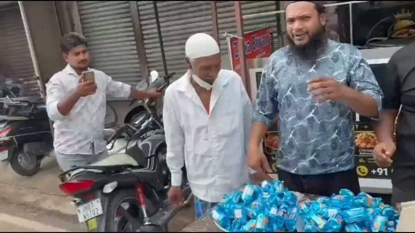 मत्स्यजीवी सहयोग समिति एवं जायका बिरयानी के संयुक्त तत्वावधान में भी जुलूस में शामिल लोहरदगा शहर के लोगों के लिए फल, जूस और पानी उपलब्ध कराया गया।