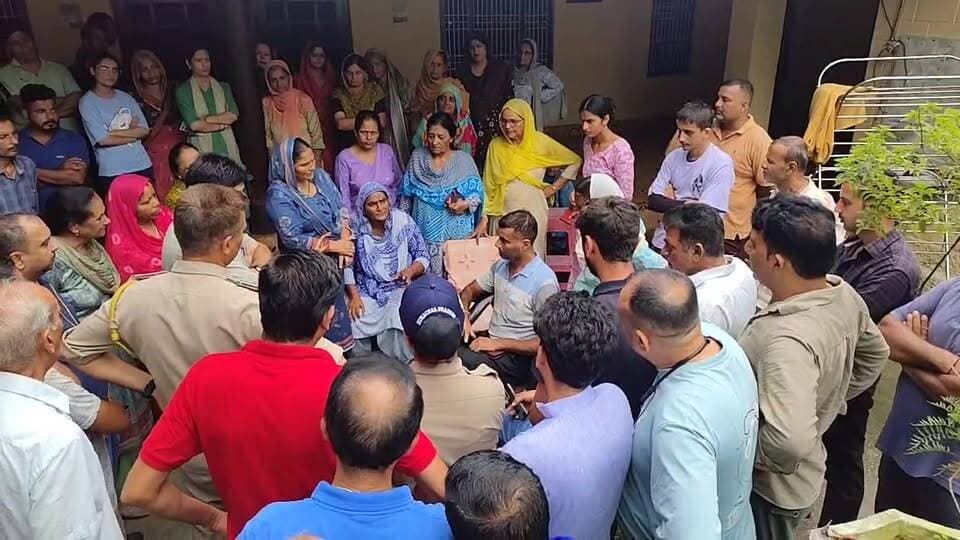 नेहरन पुखर दियाल में ट्रांसफॉर्मर को लेकर विवाद ⚡#kangralive
देहरा। नेहरन पुखर के दियाल में ट्रांसफॉर्मर लगाने को लेकर विवाद हो गया। मामला सामने आने के बाद पंचायत प्रतिनिधि और पुलिस मौके पर पहुंचे और स्थिति का जायजा लिया।
बताया जा रहा है कि बीते कल दोपहर ट्रांसफॉर्मर जल गया था, जिसके बाद से क्षेत्र में बिजली आपूर्ति ठप है। बिजली न होने से करीब 250 से 300 परिवार प्रभावित बताए जा रहे हैं।
स्थानीय लोगों ने जल्द ट्रांसफॉर्मर लगाकर बिजली आपूर्ति बहाल करने की मांग उठाई है।
#देहरा #नेहरनपुखर #दियाल #बिजली #ट्रांसफॉर्मर #कांगड़ालाइव #HimachalNews #KangraNews