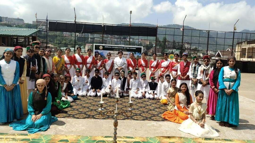 *गुरुकुल इंटरनेशनल सीनियर सेकेंडरी स्कूल, सोलन में ‘एक भारत श्रेष्ठ भारत’ के अंतर्गत ओणम एवं रक्षाबंधन पर्व का भव्य आयोजन*
सोलन: दिनांक 26 अगस्त, 2026
गुरुकुल इंटरनेशनल सीनियर सेकेंडरी स्कूल, सोलन में ‘एक भारत श्रेष्ठ भारत’ की भावना को साकार करते हुए एक विशेष एवं भव्य प्रार्थना सभा का आयोजन किया गया। इस अवसर पर देश की समृद्ध सांस्कृतिक विरासत, विविधता में एकता तथा विभिन्न राज्यों की लोकपरंपराओं को प्रदर्शित करते हुए ओणम एवं रक्षाबंधन के पर्व को अत्यंत हर्षोल्लास एवं उत्साह के साथ मनाया गया।
विशेष प्रार्थना सभा में विद्यार्थियों ने भारतीय संस्कृति की विविध एवं मनमोहक झलक प्रस्तुत की। ओणम के माध्यम से केरल की समृद्ध संस्कृति, परंपराओं एवं लोकजीवन, जबकि रक्षाबंधन के माध्यम से भाई-बहन के पवित्र प्रेम, स्नेह एवं पारिवारिक मूल्यों को प्रभावशाली ढंग से प्रस्तुत किया गया। दोनों पर्वों के माध्यम से विद्यार्थियों ने यह संदेश दिया कि भारत की सांस्कृतिक विविधता ही उसकी सबसे बड़ी शक्ति और पहचान है।
कक्षा छठी से नौवीं तक के विद्यार्थियों ने इस विशेष अवसर पर मनमोहक नृत्य, मधुर गीत, प्रभावशाली भाषण एवं आकर्षक रूप-सज्जा के माध्यम से प्रस्तुतियाँ देकर समारोह में चार चाँद लगा दिए। विद्यार्थियों की प्रस्तुतियों में विभिन्न राज्यों की वेशभूषा, संस्कृति, परंपराओं एवं पर्वों की सुंदर झलक देखने को मिली। प्रस्तुतियों ने न केवल उपस्थित सभी को मंत्रमुग्ध किया, बल्कि भारतीय संस्कृति की गौरवशाली विरासत से भी परिचित करवाया।
कार्यक्रम के दौरान ओणम एवं रक्षाबंधन के ऐतिहासिक, सामाजिक एवं सांस्कृतिक महत्व पर भी प्रकाश डाला गया। विद्यार्थियों ने अपनी प्रस्तुतियों के माध्यम से प्रेम, भाईचारे, सौहार्द, परस्पर सम्मान तथा राष्ट्रीय एकता का संदेश दिया। ‘एक भारत श्रेष्ठ भारत’ की मूल भावना के अनुरूप यह आयोजन विभिन्न संस्कृतियों को समझने, उनका सम्मान करने और उन्हें एक सूत्र में पिरोने का सुंदर प्रयास रहा।
विद्यालय की प्रधानाचार्या श्रीमती सागरिका बख्शी ने विद्यार्थियों की शानदार एवं सराहनीय प्रस्तुतियों की भूरि-भूरि प्रशंसा की। उन्होंने कहा कि भारत अनेक भाषाओं, वेशभूषाओं, परंपराओं और संस्कृतियों का देश है, फिर भी इसकी आत्मा एक है। उन्होंने विद्यार्थियों को भारतीय पर्वों एवं परंपराओं के महत्व को समझने तथा अपनी समृद्ध सांस्कृतिक विरासत को सदैव संजोकर रखने के लिए प्रेरित किया।
यह विशेष प्रार्थना सभा विद्यार्थियों के लिए ज्ञानवर्धक, मनोरंजक एवं प्रेरणादायक रही। कार्यक्रम ने विद्यालय में राष्ट्रीय एकता, सांस्कृतिक समरसता और ‘विविधता में एकता’ की भावना को और अधिक सुदृढ़ किया तथा विद्यार्थियों को भारत की गौरवशाली सांस्कृतिक विरासत से जोड़ने में महत्वपूर्ण भूमिका निभाई।
