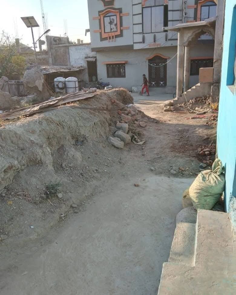 छुट्टियों की आड़ में 'बुलडोजर' चलाने की तैयारी: खजुरी मांडा सरपंच पर वरिष्ठ अधिकारियों को गुमराह कर व्यक्तिगत द्वेष साधने का आरोप
सीतामऊ - ग्राम पंचायत खजुरी मांडा में प्रशासनिक मर्यादाओं और माननीय उच्च न्यायालय के कड़े कानूनी दिशा-निर्देशों की धज्जियां उड़ाते हुए एक परिवार का वर्षों पुराना आशियाना उजाड़ने के प्रयास करने का मामला सामने आया है, जहाँ वर्तमान सरपंच द्वारा जिले के वरिष्ठ अधिकारियों को झूठी व भ्रामक जानकारी देकर सरेआम गुमराह किया जा रहा है और अपने पद की धौंस दिखाकर व्यक्तिगत द्वेष के चलते एक वैध पक्के मकान को ढहाने का मात्र 5 दिवसीय तानाशाही अल्टीमेटम (नोटिस) जारी कर दिया गया है। पीड़ित परिवार के अनुसार, सरपंच का यह दावा पूरी तरह खोखला और दुर्भावना से प्रेरित है, क्योंकि जिस मकान को अवैध बताया जा रहा है उस पर पंचायत की नियमित टैक्स रसीदें, वैध बिजली व नल कनेक्शन जैसे पुख्ता ऑन-रिकॉर्ड सरकारी दस्तावेज मौजूद हैं, जिन्हें किसी भी स्तर पर चुनौती नहीं दी जा सकती साथ ही सबसे बड़ा अकाट्य प्रशासनिक सच यह है कि वर्ष 2019 में आई भीषण बाढ़ के दौरान इसी मकान के क्षतिग्रस्त होने पर मप्र शासन द्वारा बकायदा सरकारी मुआवजा स्वीकृत किया गया था और उस वक्त खुद इसी ग्राम पंचायत तथा राजस्व विभाग के अमले ने उक्त परिवार के इसी स्थान पर पुश्तैनी रूप से रहने की आधिकारिक अनुशंसा (सत्यापन रिपोर्ट) दर्ज की थी। इस प्रमाणित शासकीय सत्य के बावजूद, पीड़ित का सीधा आरोप है कि सरपंच द्वारा व्यक्तिगत रंजिश के तहत जानबूझकर शासकीय अवकाश के दिनों को चुना गया है ताकि नियमों को ताक पर रखकर इस अवैध व एकतरफा कार्रवाई को अंजाम दिया जा सके, जो कि म.प्र. पंचायत राज अधिनियम की धारा 56 की मूल भावना का खुला मखौल, बिना आधिकारिक सीमांकन व उचित नाप-जोख किए प्राकृतिक न्याय के सिद्धांतों की हत्या और भारतीय न्याय संहिता (BNS) की धारा 329(3) के तहत किसी की स्थापित निजी संपत्ति को दुर्भावनापूर्वक भारी क्षति पहुंचाने का एक गंभीर व दंडनीय कृत्य है। खबर यह भी है कि सरपंच द्वारा अधिकारियों को पूरी तरह गलत और मनगढ़ंत जानकारी देकर गुमराह किया जा रहा है, जबकि जमीनी हकीकत यह है कि उक्त पीड़ित व्यक्ति का जहां पूर्व में पुराना मकान था, उससे भी पीड़ित द्वारा दोनों तरफ एक-एक फीट जगह खाली छोड़ी गई है जो मौके पर स्पष्ट दिखाई दे रही है; यही नहीं, ग्राम पंचायत द्वारा पूर्व में इस गली में जो सीसी रोड बनाया गया था, पीड़ित ने उस सड़क से भी करीब एक-एक फीट जगह छोड़कर ही अपने नए मकान का निर्माण किया है, जिससे किसी भी तरह के अतिक्रमण का दावा पूरी तरह झूठा साबित होता है और दुर्भावनापूर्वक की जा रही इस एकतरफा कार्रवाई से भविष्य में जिम्मेदार जनप्रतिनिधियों पर भारी कानूनी आंच आना तय है।