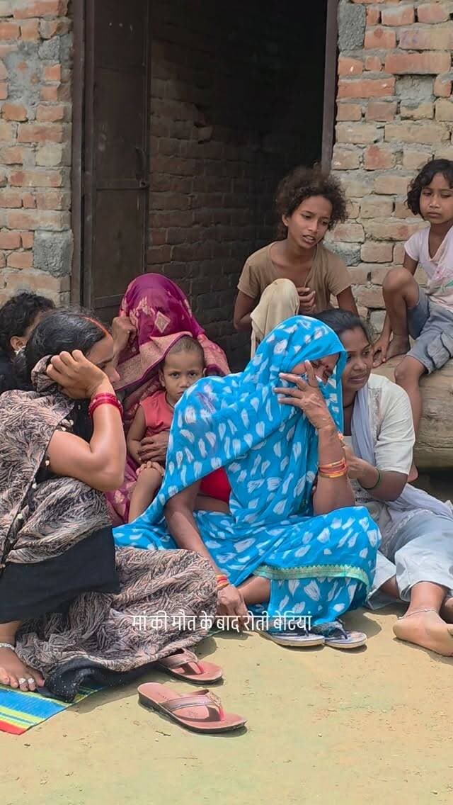 खेत में टहलने निकली वृद्धा कुएं में गिरी, मौत
सुबह चार बजे घर से निकली थी राजकुमारी, आठ बजे तक नहीं लौटी तो परिजनों ने शुरू की तलाश
चायल पिपरी थाना क्षेत्र के तिल्हापुर कोटिया गांव में बुधवार सुबह खेत की ओर टहलने निकली 65 वर्षीय वृद्धा की कुएं में गिरने से मौत हो गई। करीब चार बजे घर से निकली महिला के वापस नहीं लौटने पर परिजनों ने तलाश शुरू की। बेटे ने कुएं में देखा तो मां का शव पानी में पड़ा मिला। सूचना पर पहुंची पुलिस ने शव को बाहर निकलवाकर पोस्टमार्टम के लिए भेज दिया।
तिल्हापुर कोटिया निवासी राजकुमारी पत्नी स्वर्गीय राम लखन बुधवार भोर करीब चार बजे खेत की ओर टहलने निकली थीं। सुबह करीब आठ बजे तक जब वह घर नहीं लौटीं तो परिजन उनकी तलाश में जुट गए। इसी दौरान बड़े बेटे हिमांशु पाल ने आसपास तलाश करते हुए गांव के एक कुएं में देखा तो उसकी मां पानी में पड़ी दिखाई दीं। घटना की जानकारी मिलते ही परिवार में कोहराम मच गया।
परिजनों के मुताबिक, राजकुमार�