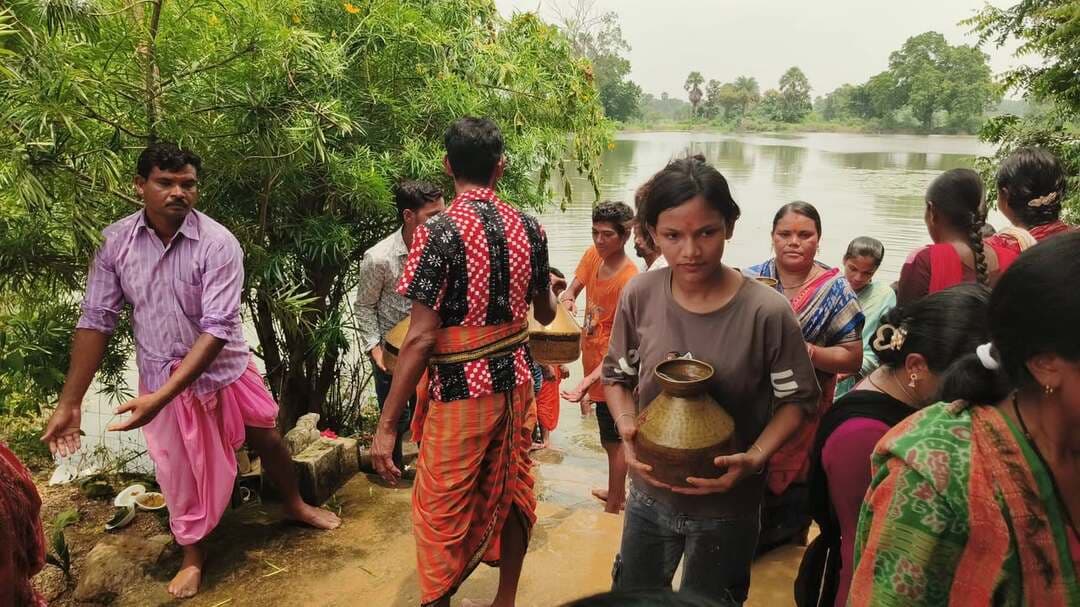 ବିଳାସପୁର ସୋମନାଥ ମନ୍ଦିରରେ ମହାଜଳାଭିଷେକ ଓ ଏକ ଲକ୍ଷ ବେଲପତ୍ର ଅର୍ପଣ ଉତ୍ସବ ଅନୁଷ୍ଠିତ
ବୌଦ୍ଧ ଜିଲ୍ଲା ବିଳାସପୁର ଗ୍ରାମସ୍ଥିତ ପ୍ରସିଦ୍ଧ ସୋମନାଥ ମନ୍ଦିର ପରିସରରେ ଆଜି ଏକ ଭବ୍ୟ ଆଧ୍ୟାତ୍ମିକ କାର୍ଯ୍ୟକ୍ରମ ଆୟୋଜିତ ହୋଇଯାଇଛି। ବିଳାସପୁର ଗ୍ରାମବାସୀଙ୍କ ମିଳିତ ସହଯୋଗରେ ପ୍ରଭୁ ସୋମନାଥଙ୍କ ପାଖରେ ମହାଜଳାଭିଷେକ ଏବଂ ଏକ ଲକ୍ଷ ବେଲପତ୍ର ଅର୍ପଣ ଉତ୍ସବ ସମାରୋହରେ ଅନୁଷ୍ଠିତ ହୋଇଛି।
ଆଜି ସକାଳ ୫.୦୦ ଘଟିକାରୁ ଶ୍ରଦ୍ଧାଳୁମାନଙ୍କ ଦ୍ୱାରା ଏକ ବିଶାଳ କଳସ ଯାତ୍ରା ବାହାରି ମନ୍ଦିର ପରିସରରେ ପହଞ୍ଚିବା ପରେ ପ୍ରଭୁ ସୋମନାଥଙ୍କର ମହାଜଳାଭିଷେକ କାର୍ଯ୍ୟକ୍ରମ ସକାଳ ୭.୩୦ ପର୍ଯ୍ୟନ୍ତ ଚାଲିଥିଲା। ଏହାପରେ ସକାଳ ୧୦.୦୦ ଘଟିକାରୁ ମୁଖ୍ୟ ପୂଜାର୍ଚ୍ଚନା ସହ ପ୍ରଭୁଙ୍କ ନିକଟରେ ‘ଏକ ଲକ୍ଷ ବେଲପତ୍ର ଅର୍ପଣ’ କାର୍ଯ୍ୟକ୍ରମ ଅପରାହ୍ନ ୧.୦୦ ଟା ପର୍ଯ୍ୟନ୍ତ ଅନୁଷ୍ଠିତ ହେବ । ଏହି ଅବସରରେ ଶତାଧିକ ଭକ୍ତଙ୍କ ହରିବୋଲ ଓ ଶିବନାମ ଜପରେ ସମଗ୍ର ଅଞ୍ଚଳ ମୁଖରିତ ହୋଇଉଠିଥିଲା।
ଆୟୋଜକଙ୍କ ତରଫରୁ ସମସ୍ତ ଶ୍ରଦ୍ଧାଳୁଙ୍କ ପାଇଁ ପ୍ରସାଦ ସେବନର ବ୍ୟବସ୍ଥା କରାଯାଇଥିଲା। ଏହି ଧାର୍ମିକ କାର୍ଯ୍ୟକ୍ରମକୁ ସଫଳ କରିବା ପାଇଁ ଆୟୋଜକ କମିଟିର ଜ୍ଞାନେନ୍ଦ୍ର ମେଣ୍ଡିଲି, ନିଳାମ୍ଵର ଶମାରୀ, ସ୍ଵାଧୀନ ସାହୁ, ଓ ବିଦ୍ୟାଧର ରଣାଙ୍କ ସମେତ ବିଳାସପୁର ଗ୍ରାମବାସୀ ସକ୍ରିୟ ଯୋଗଦାନ କରିଥିଲେ
#OdishaNews #Boudh #SomnathMandir #Bilaspur #MahaJalabhisheka #Bhakti Express #facebooknewsfeed