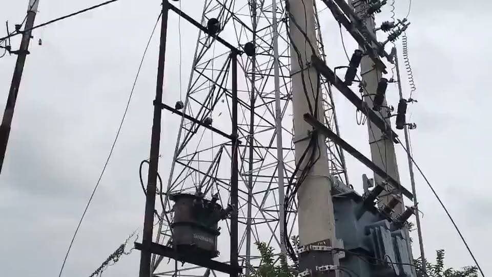 लखीमपुर खीरी में पत्नी की शादी उसके प्रेमी से कराने की मांग को लेकर एक युवक टावर पर चढ़ गया। धौरहरा तहसील गेट के पास हुई इस घटना से करीब एक घंटे तक हंगामा मचा रहा। युवक शाहबान का कहना था कि उसकी पत्नी की शादी उसके प्रेमी के साथ करा दी जाए। सूचना पर पुलिस मौके पर पहुंची और काफी मशक्कत के बाद युवक को टावर से नीचे उतारा गया। घटना का वीडियो भी सामने आया है।