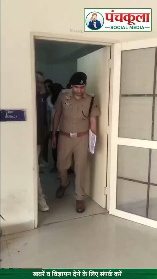 फर्जी ट्रेडिंग ऐप के जरिए 49.31 लाख के साइबर फ्रॉड में पंचकूला पुलिस ने लखनऊ से दो और आरोपियों को किया गिरफ्तार
अब तक 8 आरोपी गिरफ्तार, 9 दिन के पुलिस रिमांड के बाद दोनों न्यायिक हिरासत में
पंचकूला में साइबर ठगी करने वाले गिरोहों के खिलाफ पुलिस की कार्रवाई लगातार जारी है। पुलिस कमिश्नर आईपीएस पंकज नैन के निर्देशानुसार साइबर क्राइम थाना सेक्टर-20 की टीम ने शेयर मार्केट में निवेश के नाम पर 73 वर्षीय व्यक्ति से 49.31 लाख रुपये की ठगी करने के मामले में लखनऊ से दो और आरोपियों को गिरफ्तार किया है। गिरफ्तार आरोपियों की पहचान शशी प्रकाश राय, निवासी बलिया, हाल किरायेदार लखनऊ, उत्तर प्रदेश, उम्र 29 वर्ष तथा संदीप कुमार मिश्रा, निवासी बलिया, हाल किरायेदार लखनऊ, उत्तर प्रदेश, उम्र 30 वर्ष के रूप में हुई है। दोनों आरोपियों को 9 दिन के पुलिस रिमांड के बाद आज अदालत में पेश किया गया, जहां से उन्हें न्यायिक हिरासत में भेज दिया गया। इस मामले में अब तक कुल 8 आरोपियों को गिरफ्तार किया जा चुका है।
#panchkula #panchkulanews #panchkulasocialmedia