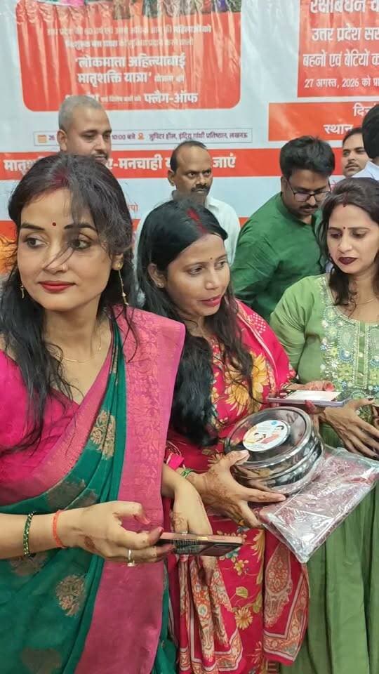 मऊ में ऊर्जा मंत्री ए.के. शर्मा को बहनों ने बांधी राखी, मंत्री ने दिया उपहार #खबरेंअभीतक #KhabareAbhiTak #RakshaBandhan #AKSharma #Mau