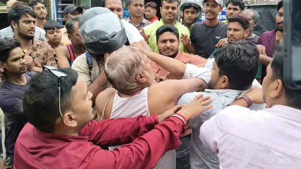 बेगूसराय के NH 31 पे कर बाइक के टक्कर होने के बाद दोनों पक्ष आपस में भिड़ गए