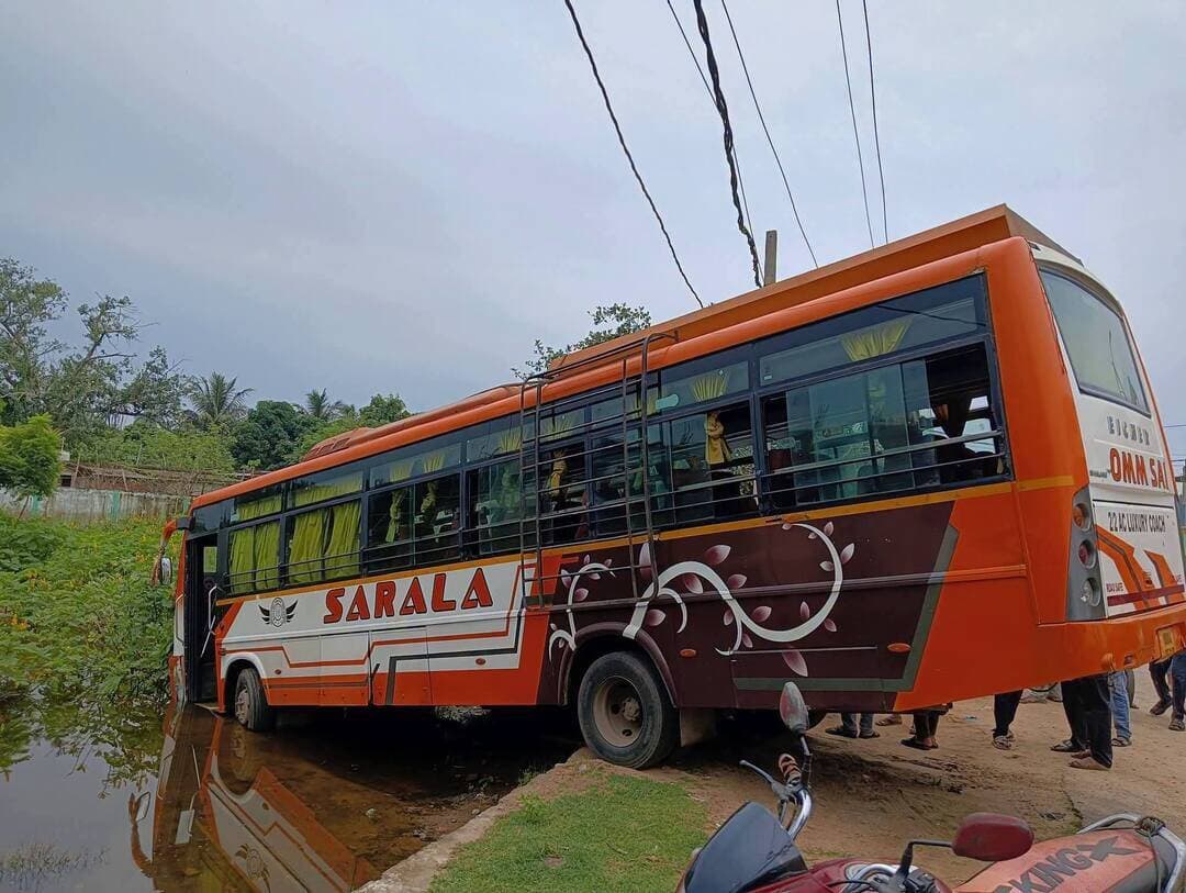 #କୋଣାର୍କରେ_ଭାରସାମ୍ୟ_ହରାଇ_ଟାଭେରାକୁ_ଧକ୍କା_ଦେଲା_ସାରଳା_ବସ୍
କୋଣାର୍କ ବିବେକାନନ୍ଦ ଶିକ୍ଷାକେନ୍ଦ୍ର ନିକଟରେ ଭାରସାମ୍ୟ ହରାଇ ରାସ୍ତା ପାର୍ଶ୍ୱରେ ଥିବା ଟାଭେରା ଗାଡ଼ିକୁ ସାରଳା ବସ୍ ଧକ୍କା ଦେଇଛି। ସୌଭାଗ୍ୟବଶତଃ ଏହି ଦୁର୍ଘଟଣାରେ କାହାରି କିଛି କ୍ଷୟକ୍ଷତି ହୋଇନଥିବା ସୂଚନା ମିଳିଛି। କୋଣାର୍କ ଖବର