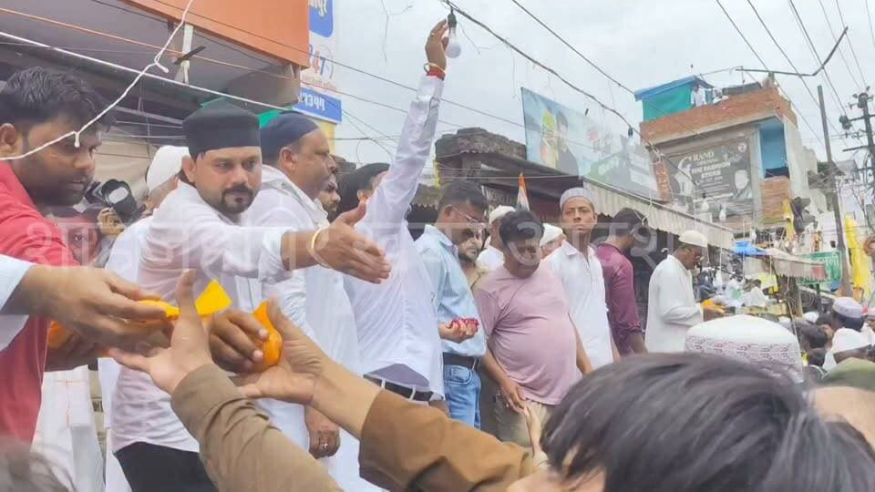 Shahjahanpur : ईद मिलाद-उन-नबी के जुलूस का समाजसेवी संजय गुप्ता ने पुष्पवर्षा कर किया स्वागत
==जुलूस में शामिल लोगों के लिए सूक्ष्म जलपान की व्यवस्था की।
==जुलूस में मौजूद लोगों का स्वागत कर दिया भाईचारे का संदेश।
== समाजसेवी संजय गुप्ता के पुत्र श्रेय गुप्ता भी रहे मौजूद।
== समाजसेवी संजय गुप्ता सहित तमाम लोगों ने जुलूस में की शिरकत।
Sanjay Gupta- Pipe wale